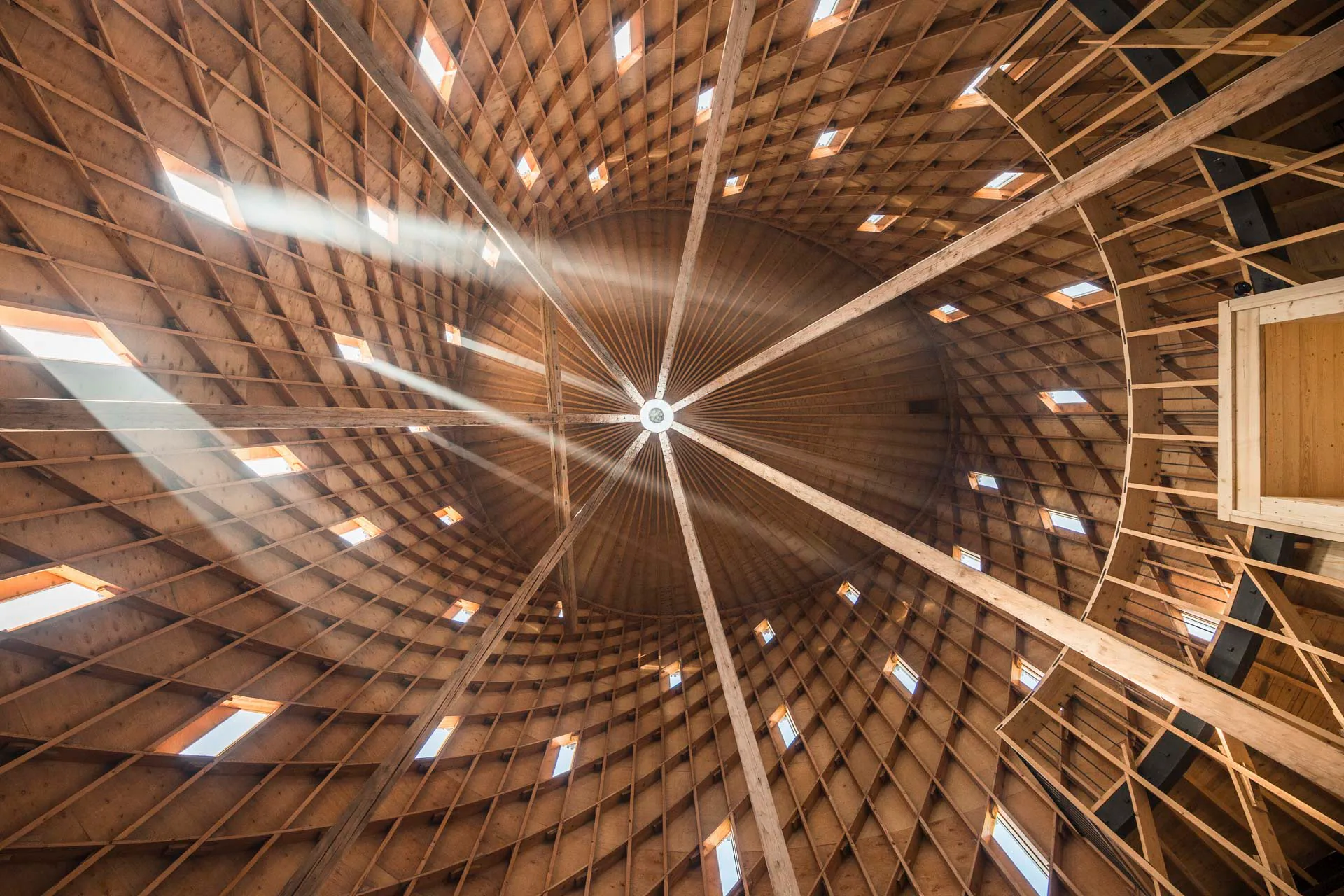 Von allen Seiten strömt Licht durch kleine Fenster ins Innere der Kapelle
