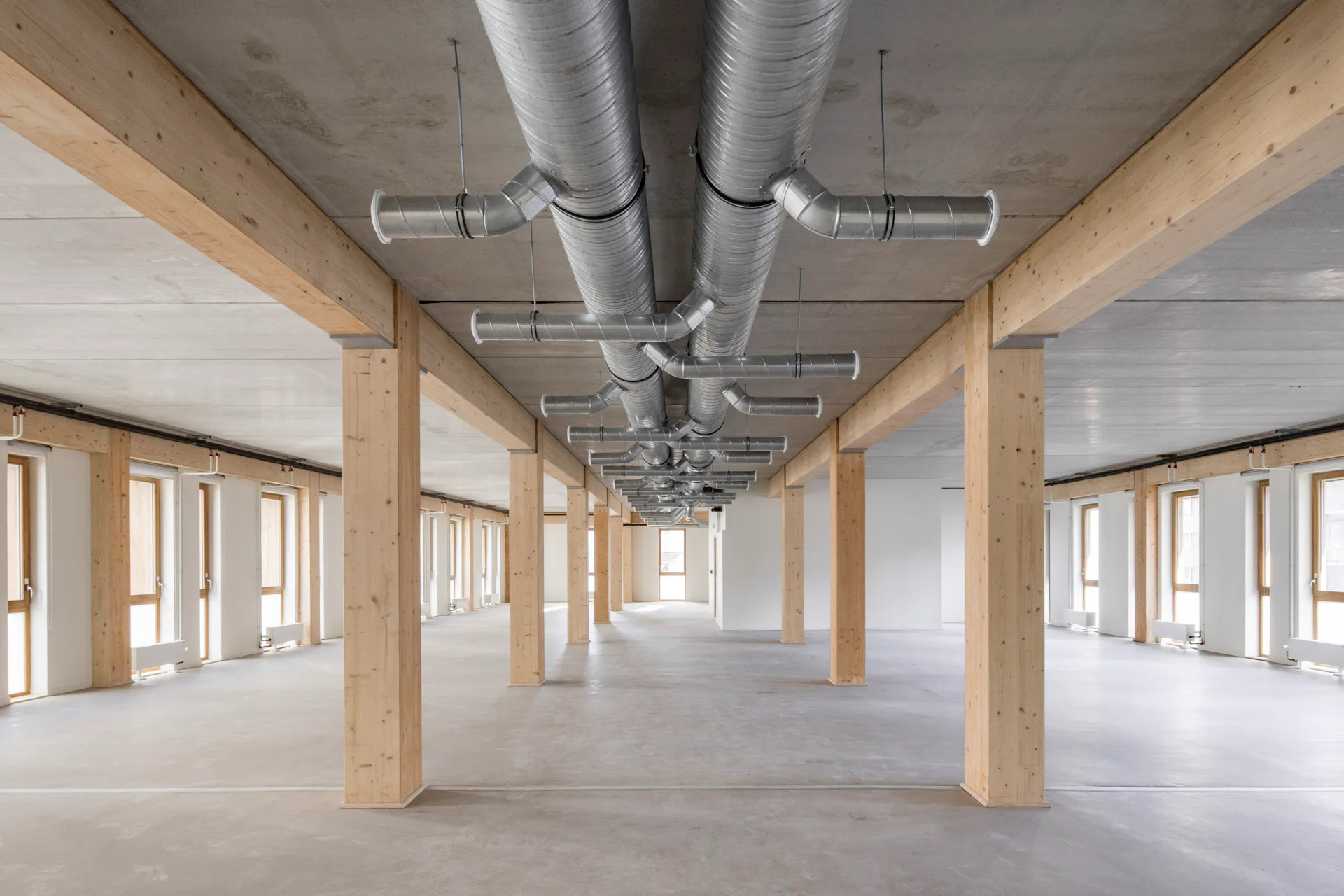 Nicht überall sind die Innenräume so weitläufig wie hier – aber sie werden stets von Stützen und Unterzügen aus Holz getragen.