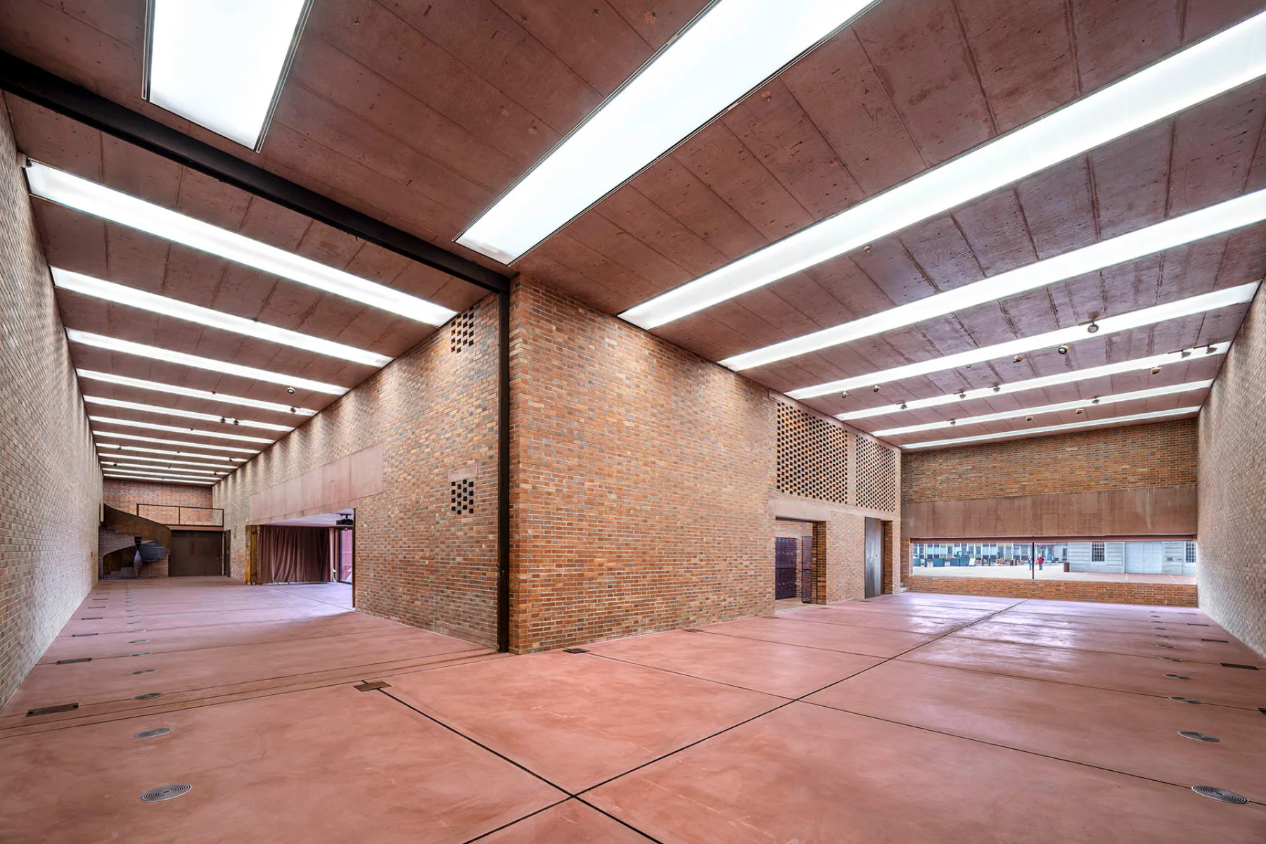 Die Räume der Stadtgalerie sind überwiegend zweigeschossig und werden von Oberlichtern belichtet