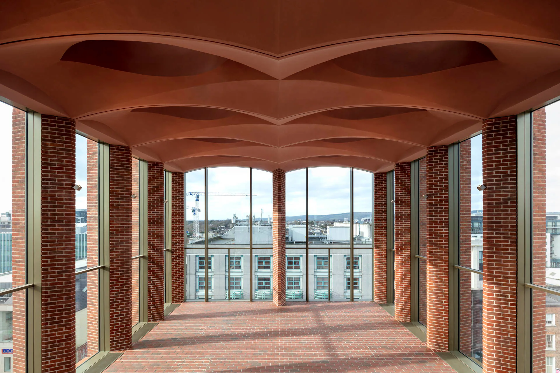 Der Veranstaltungsraum im Dachgeschoss bietet einen weiten Blick über die Dächer der Stadt