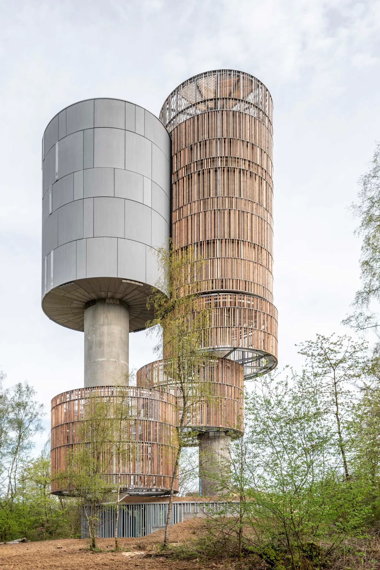 Ein einzelner, 1000 m³ großer Wasserturm hätte enorm massiv gewirkt. Durch die Aufteilung des Trinkwasservolumens konnten die Architekten die Gesamtform deutlich gefälliger gestalten.