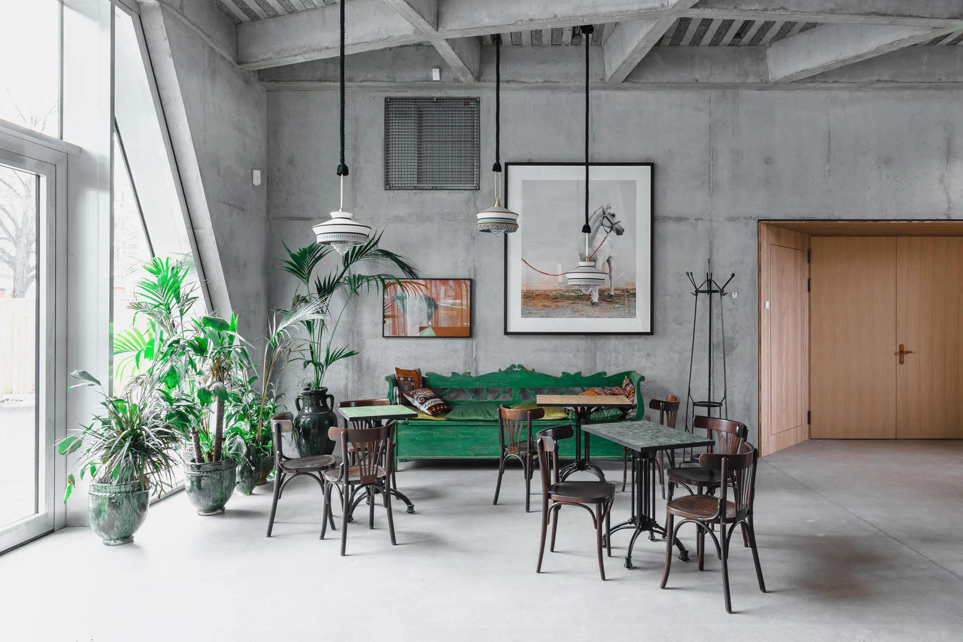 Die Geometrie der Betonrippen folgt dem Kräfteverlauf in der Decke.