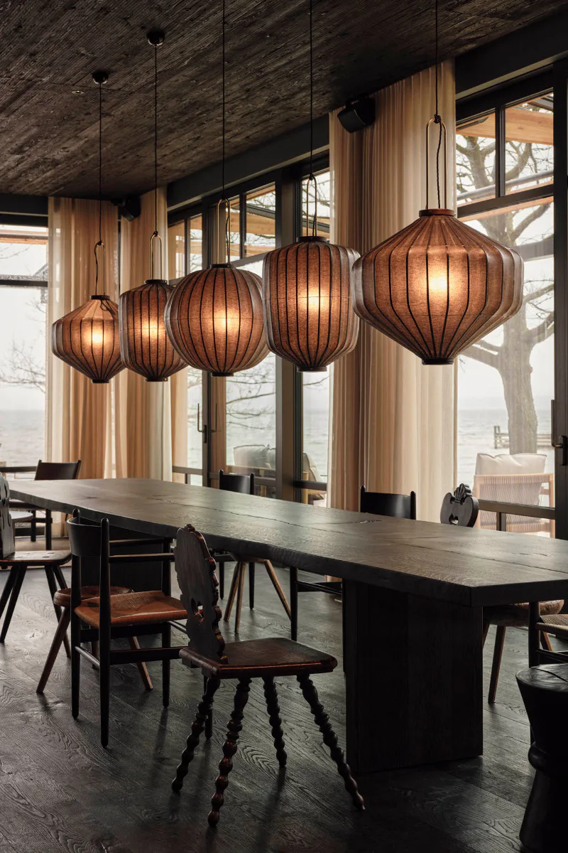 Ein 5 m langer Tisch lädt zu gemütlichem Beisammensein in der Bar.