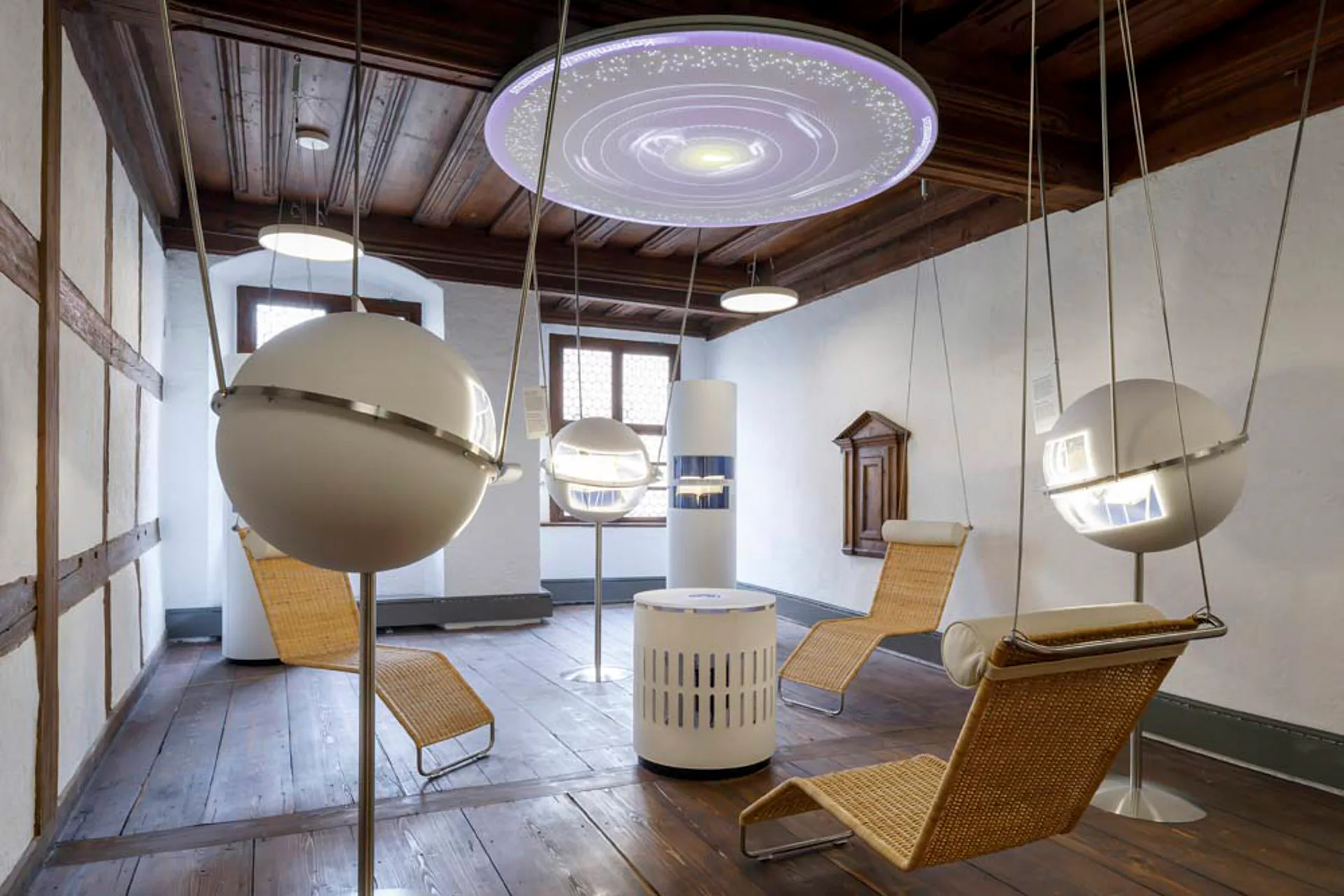 Von der Decke abgehängte Liegestühle laden die Besuchenden ein, sich mit Keplers Erkenntnissen zu den Planeten zu beschäftigen.