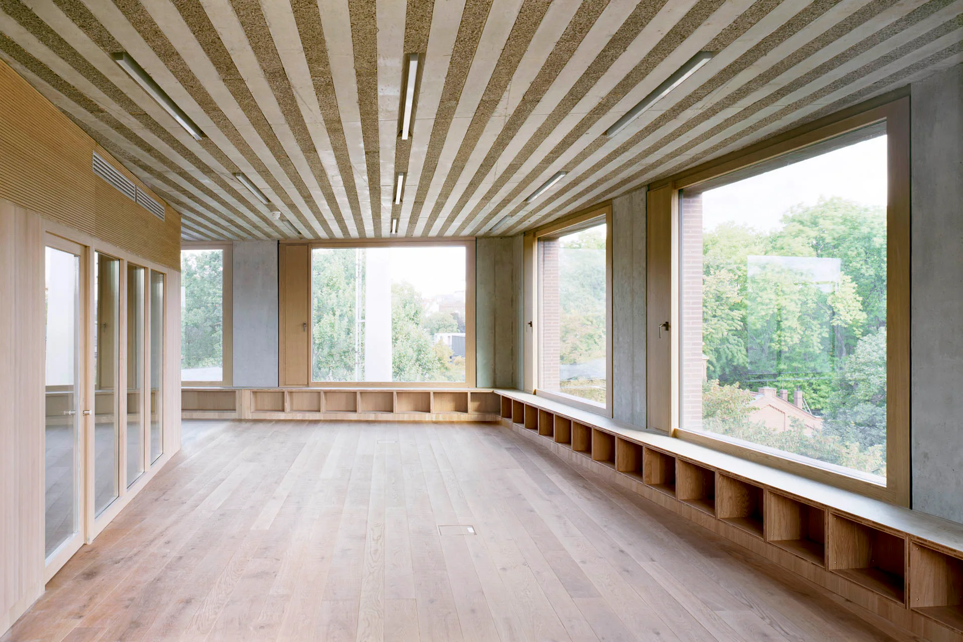 Eichenholz und Sichtbeton sind die dominanten Materialien in den Obergeschossen.