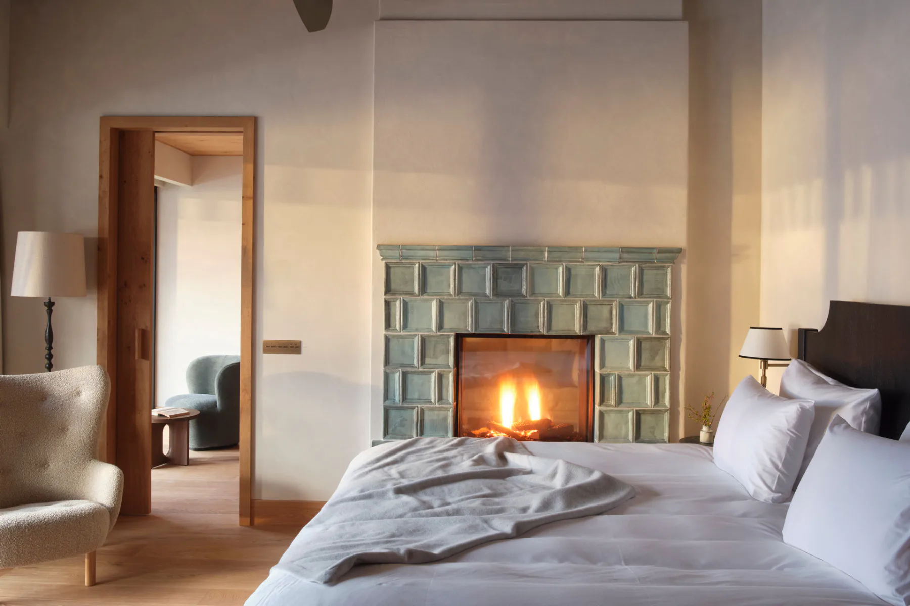 Die großzügigen Master-Suiten verfügen über einen durchgesteckten Kamin und eine private Sauna.