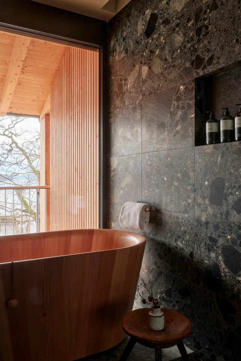 Fast jedes Badezimmer verfügt über eine Holzbadewanne mit spektakulärem Seeblick.