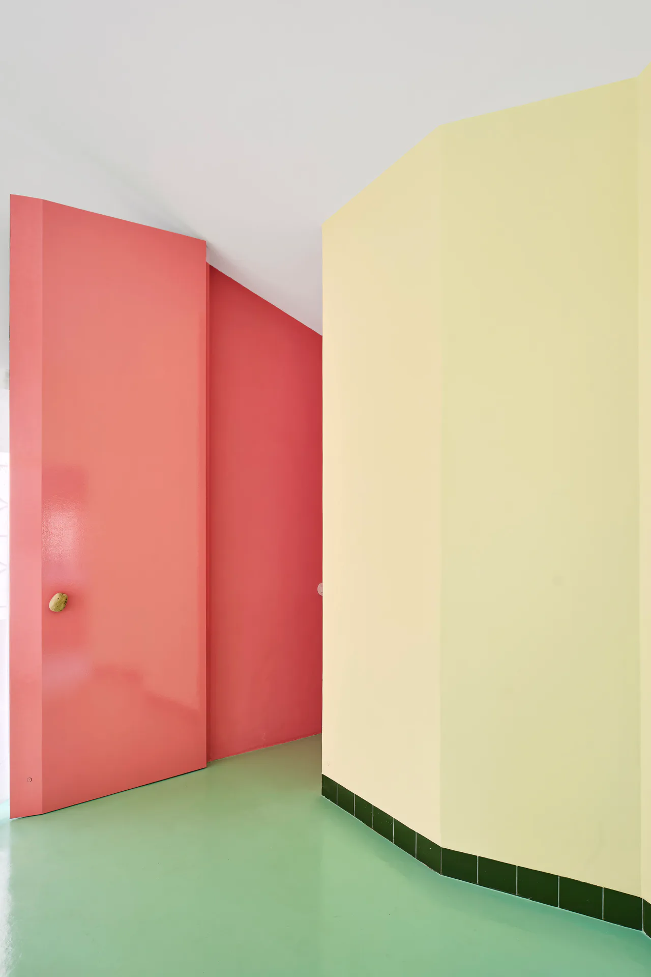 Dynamisches Aufeinandertreffen von Geometrie und Farbe zwischen Wohn- und Schlafzimmer