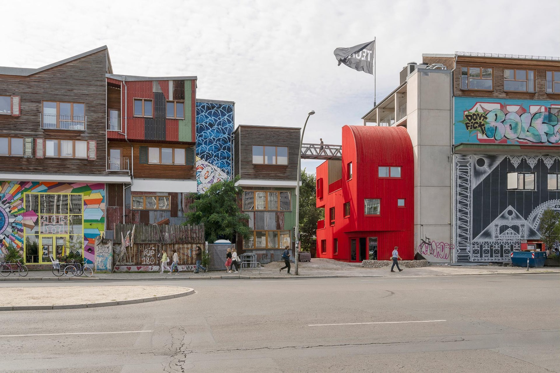 Rot leuchtet das Haus 2+ am Berliner Holzmarkt