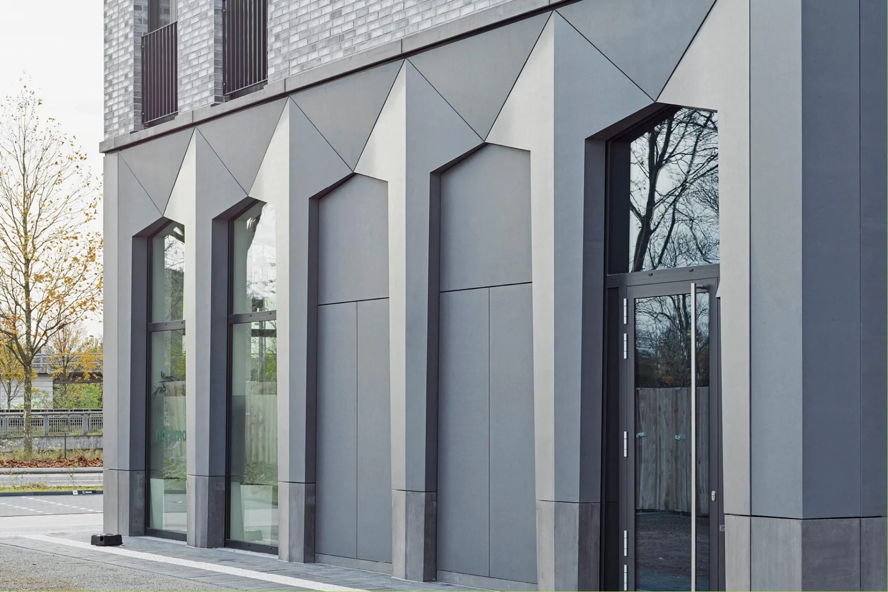 Die Fassade des Spurwerks schafft mit Materialität und Formgebung eine prägnante, urbane Präsenz.