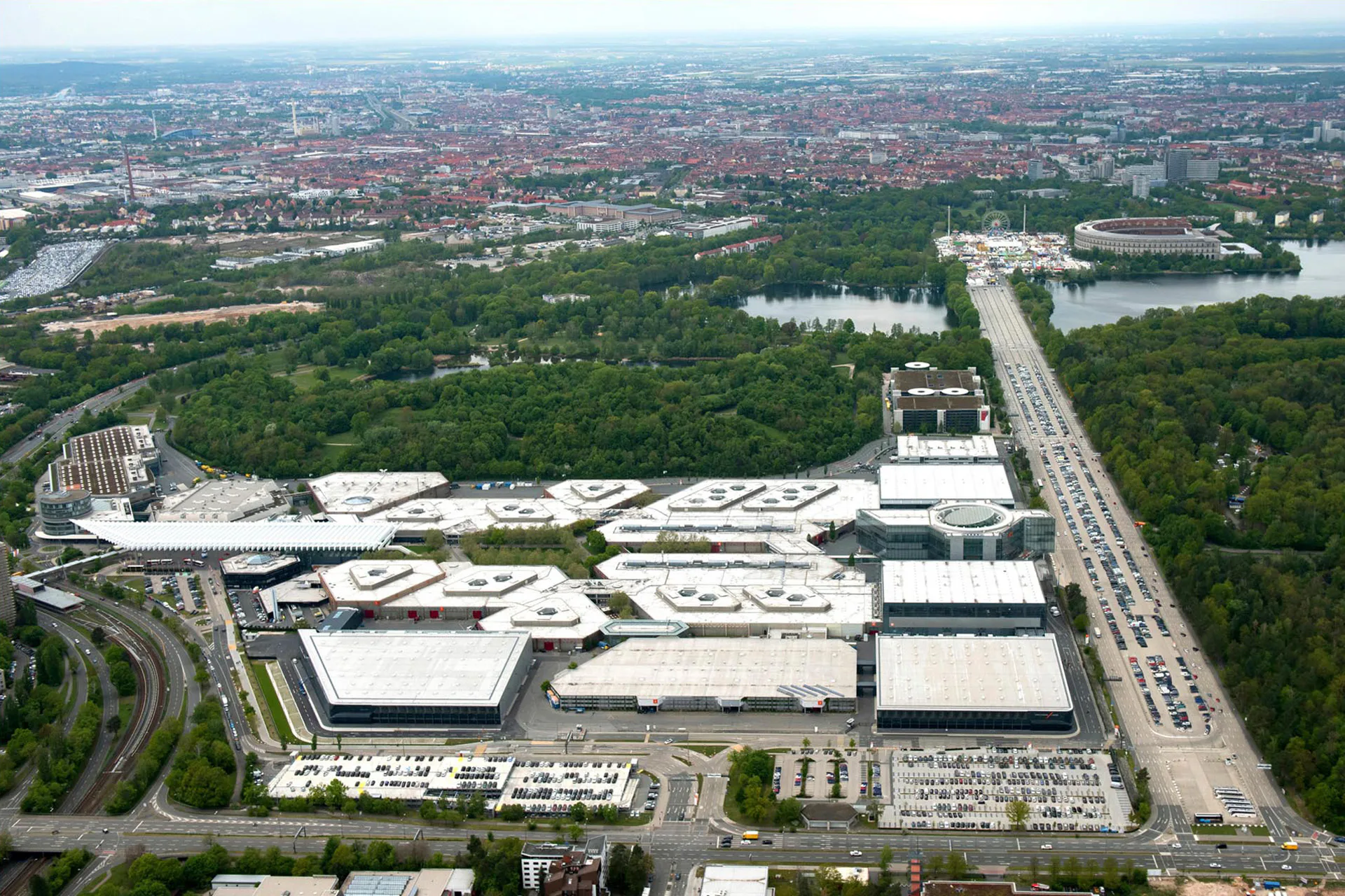Die Hallendächer der NürnbergMesse werden mit neuen Dachbahnen und PV-Anlagen versehen. Begonnen wurde mit Halle 4A.
