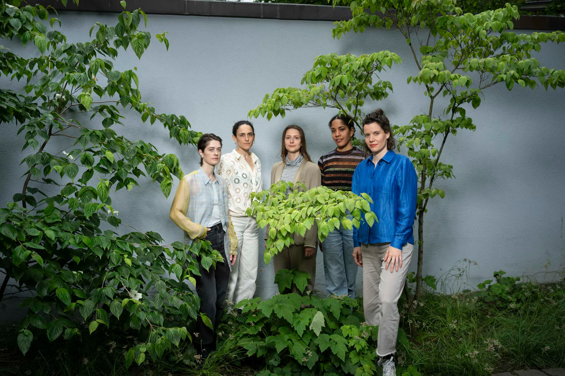 Schweizer Pavillon: Die Ausstellung „Endgültige Form wird von der Architektin am Bau bestimmt.“ wird von Axelle Stiefel, Elena Chiavi, Amy Perkins, Myriam Uzor und Kathrin Füglister kuratiert (v.l.n.r).