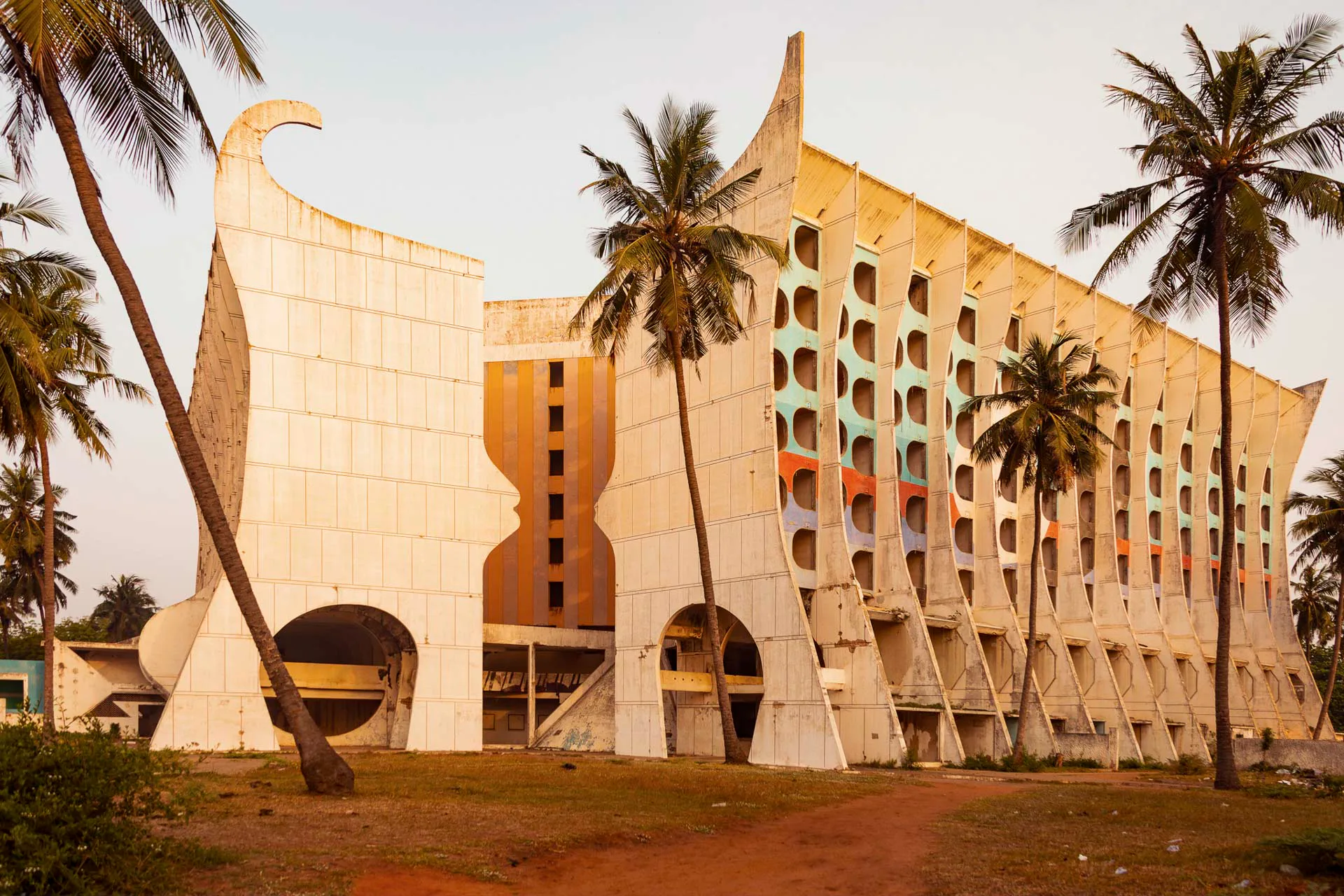 Der nationale Pavillon der westafrikanischen Republik Togo präsentiert „Considering Togo’s Architectural Heritage“. Das Foto zeigt das Hotel de la Paix.
