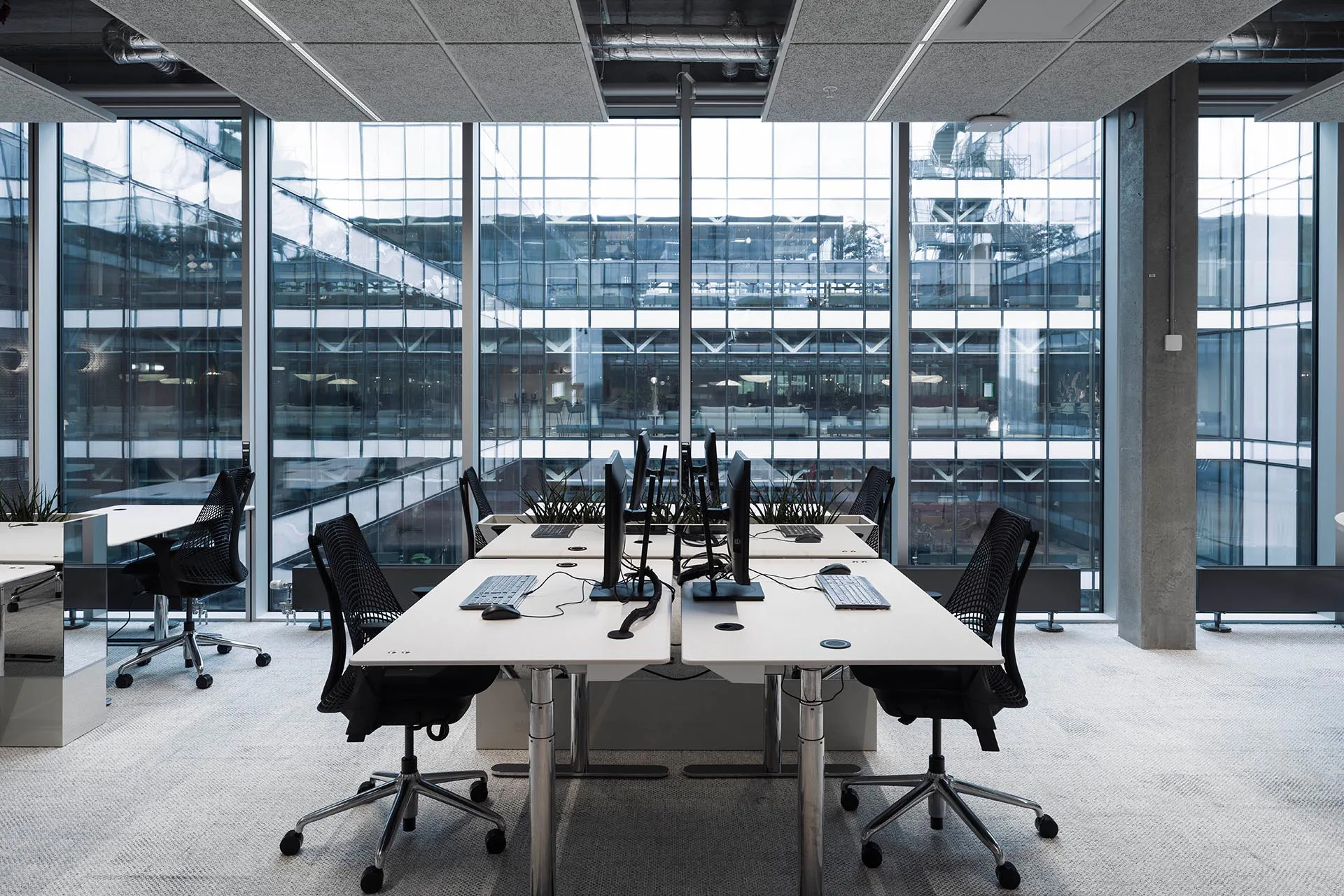 Im Platinan sollte das bestehende Tageslicht möglichst nachhaltig ergänzt werden. In den Arbeitsbereichen wurden immer wieder die eigens entwickelten Leuchten Notor 36 eingesetzt.