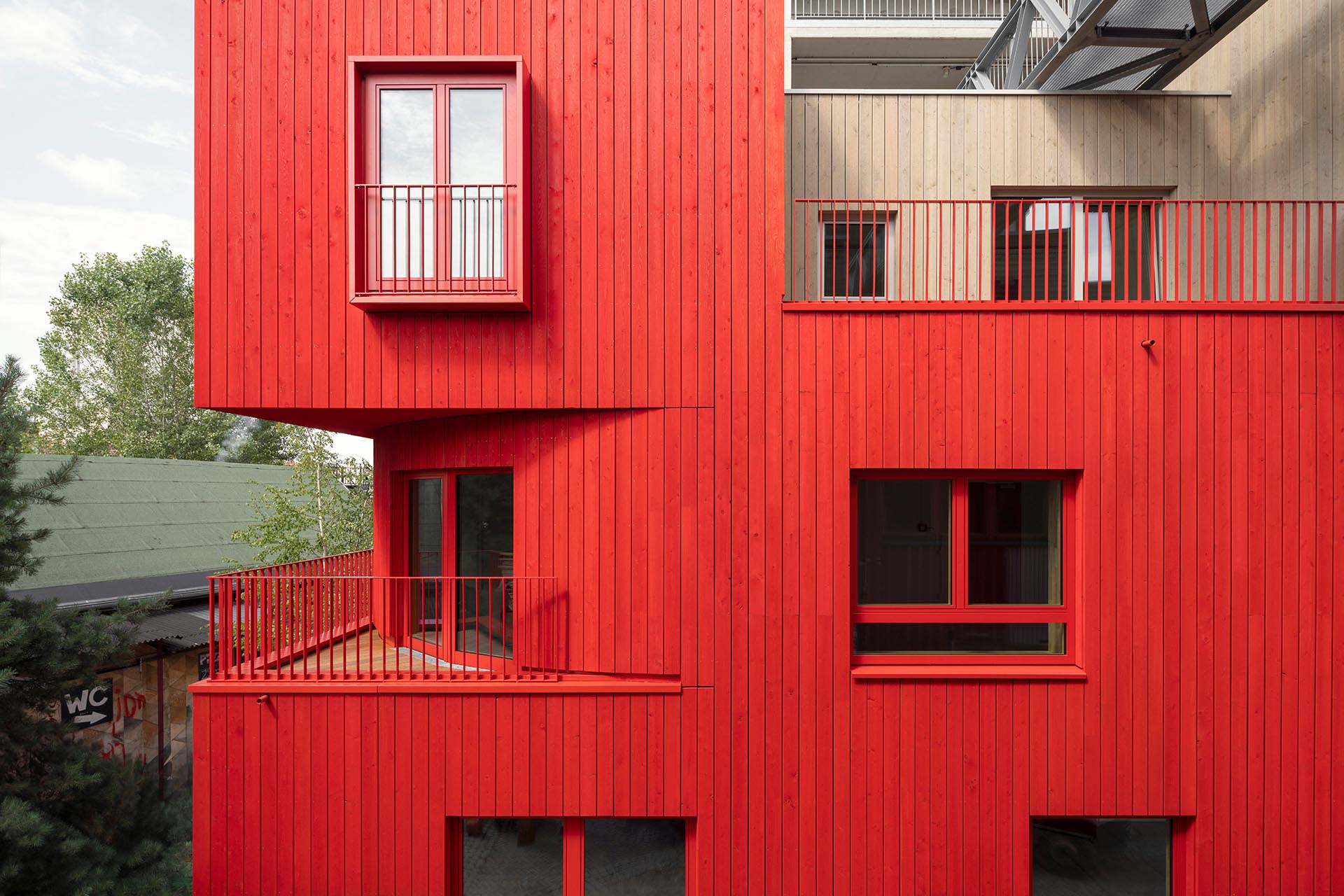 Die Außenfassade erscheint rot und selbstbewusst.