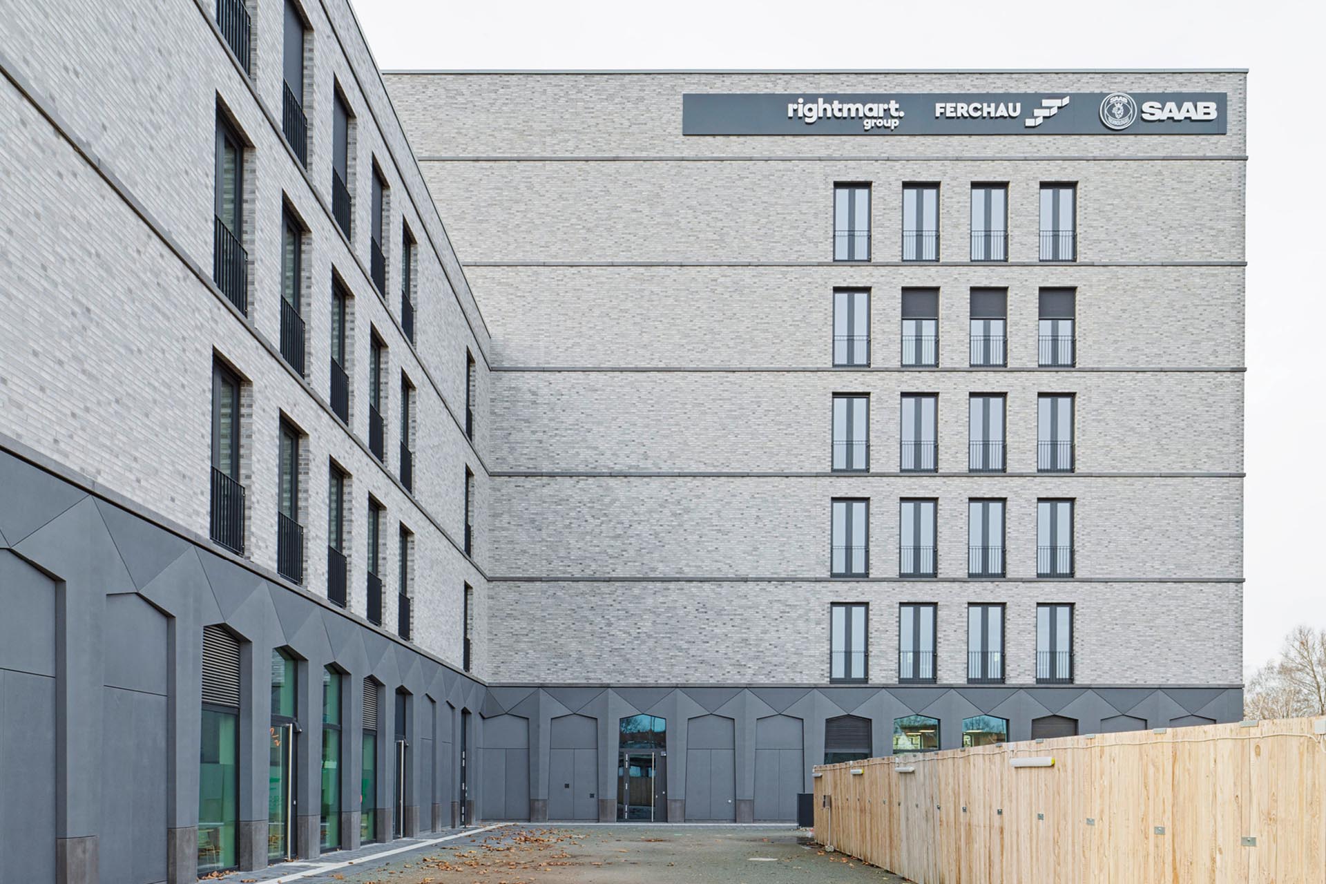 Die dreidimensionalen Glasfaserbeton-Elemente prägen die Erdgeschosszone und schaffen einen Wiedererkennungswert.