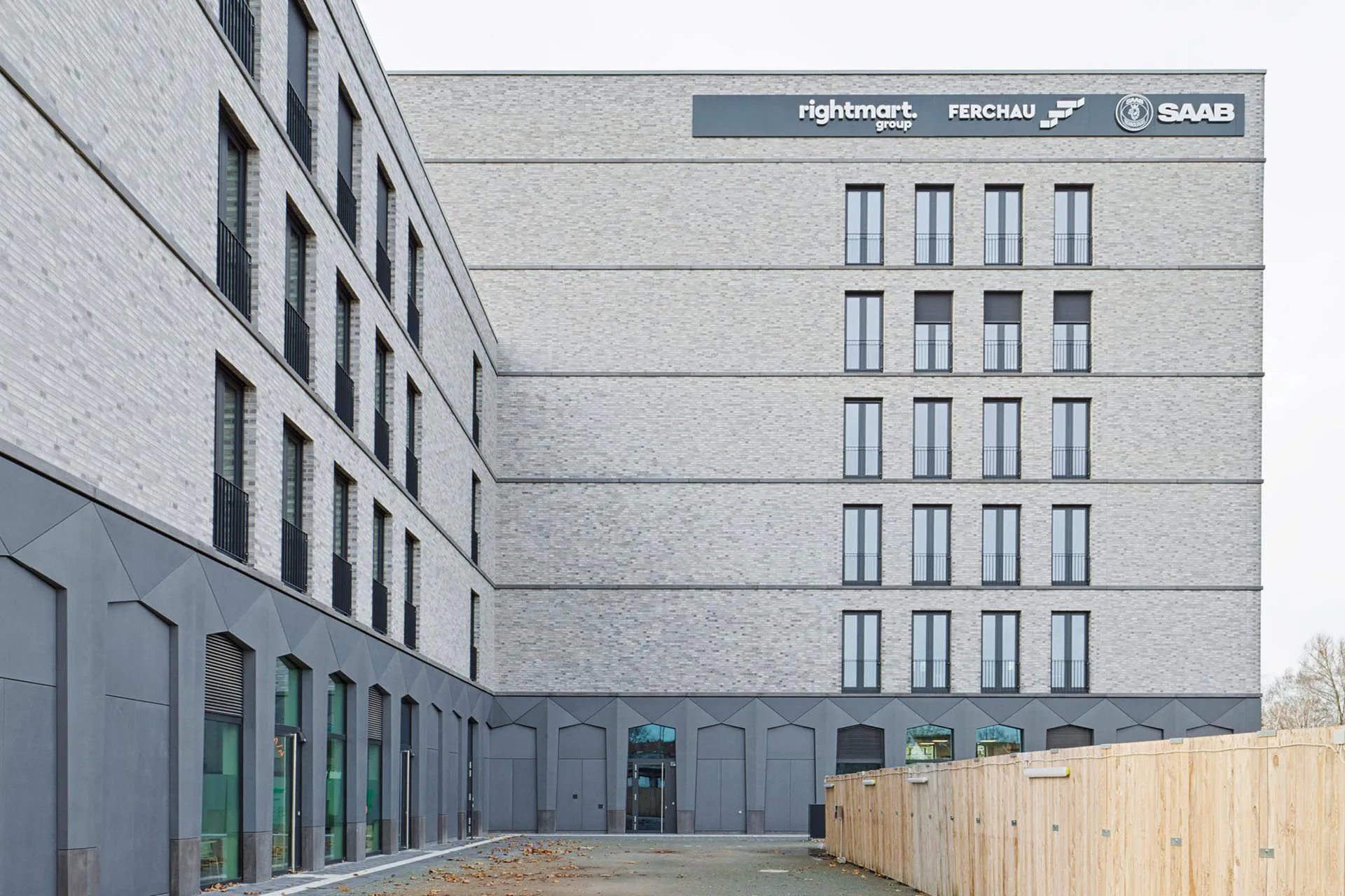 Die dreidimensionalen Glasfaserbeton-Elemente prägen die Erdgeschosszone und schaffen einen Wiedererkennungswert.