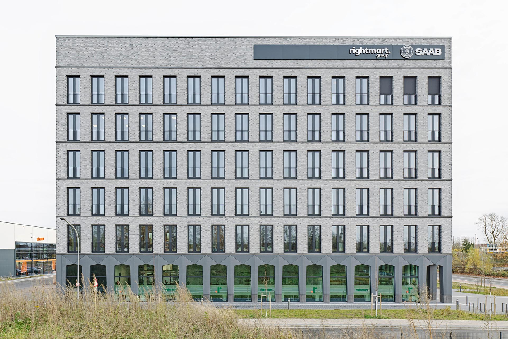 Die Pfeilform der vertikalen Elemente verstärkt die Dynamik des Baukörpers.