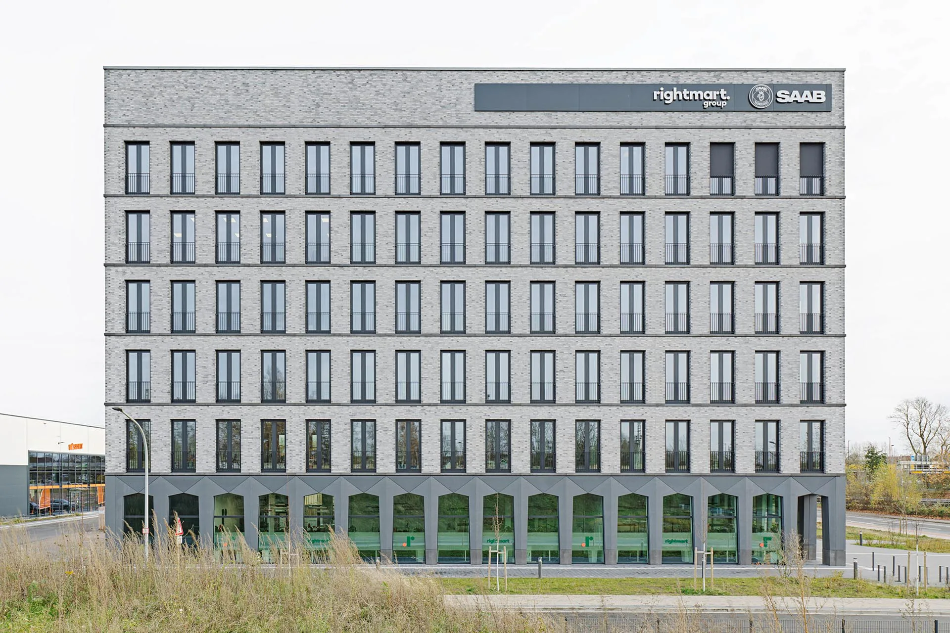 Die Pfeilform der vertikalen Elemente verstärkt die Dynamik des Baukörpers.