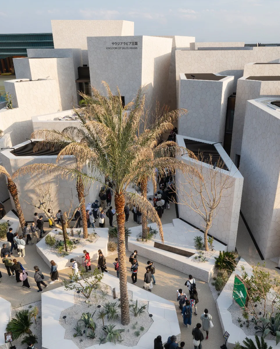 Die Masse des Pavillons erinnert an die organischen Formen der traditionellen saudischen Dörfer.