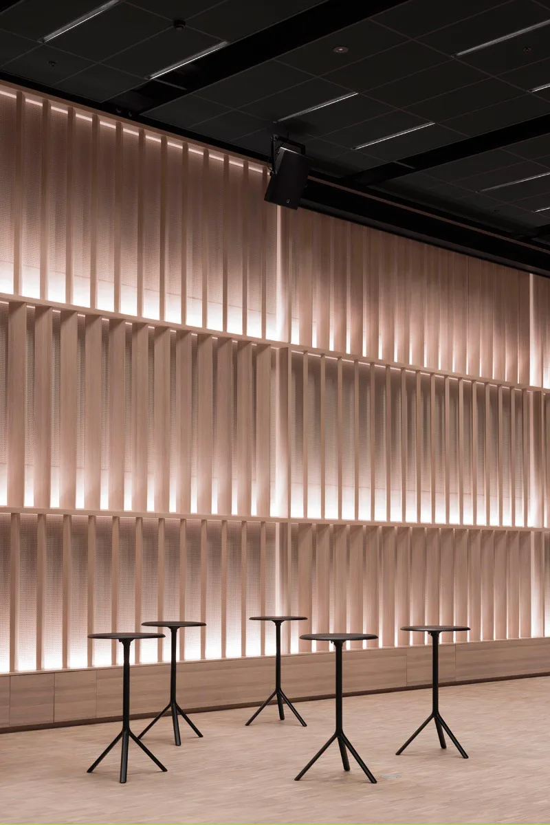 Die filigrane Lichtlinie Notor 36 wurde speziell für das Projekt entwickelt und wurde immer wieder eingesetzt, um den architektonischen Charakter zu betonen.