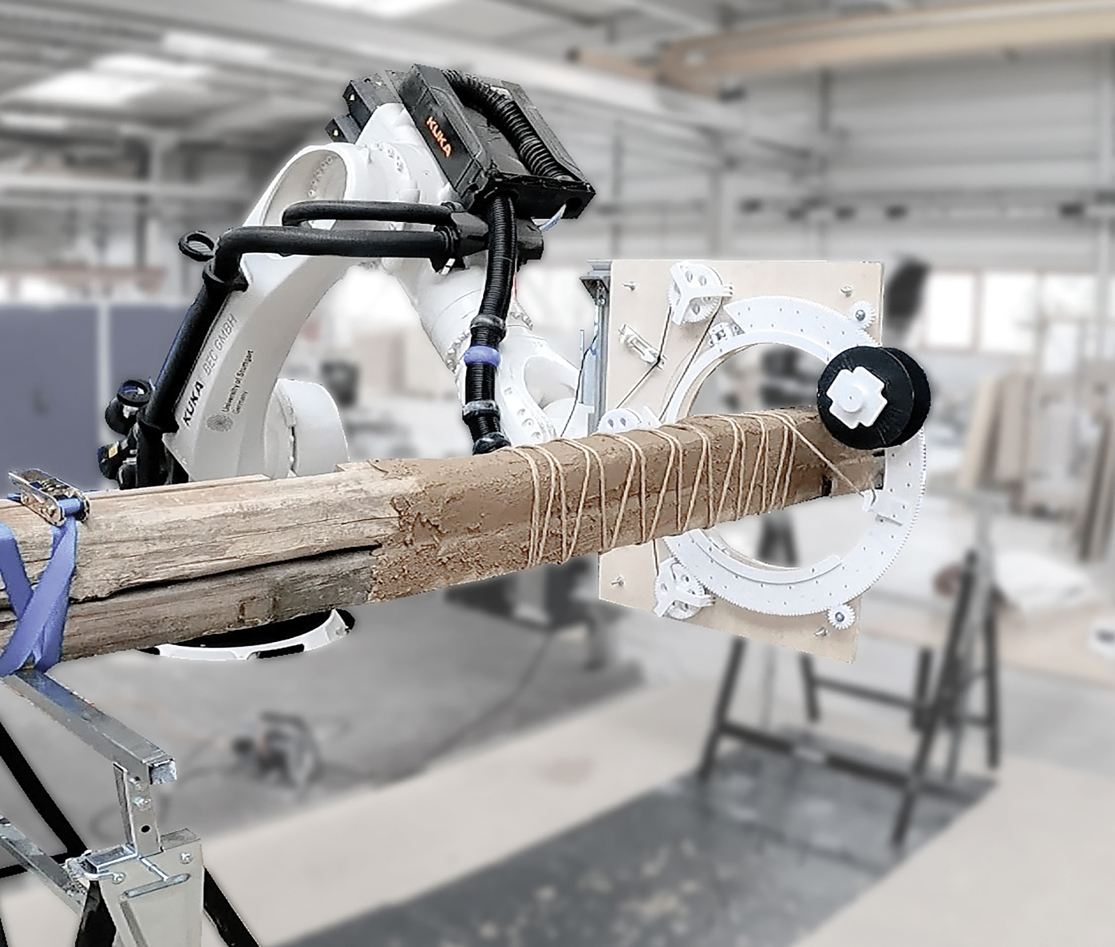 Zur Umwicklung der Balken verwendet das Team einen Roboterarm. Wickelmuster und -geschwindigkeit der Pflanzenfasern sind variabel wählbar.
