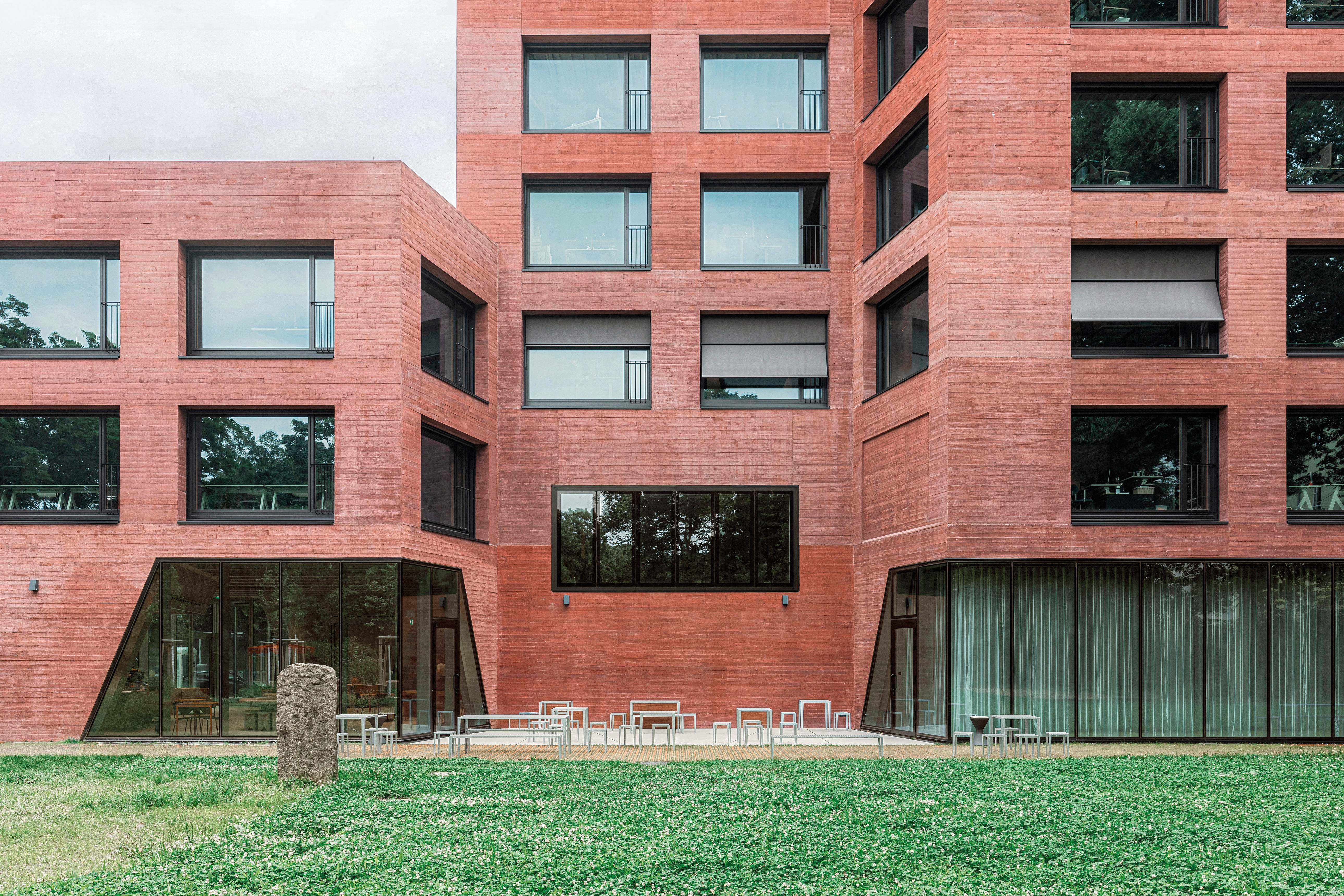Eine rostrot durchgefärbte Betonfassade umgibt das Publix – Haus für Journalismus und Öffentlichkeit.