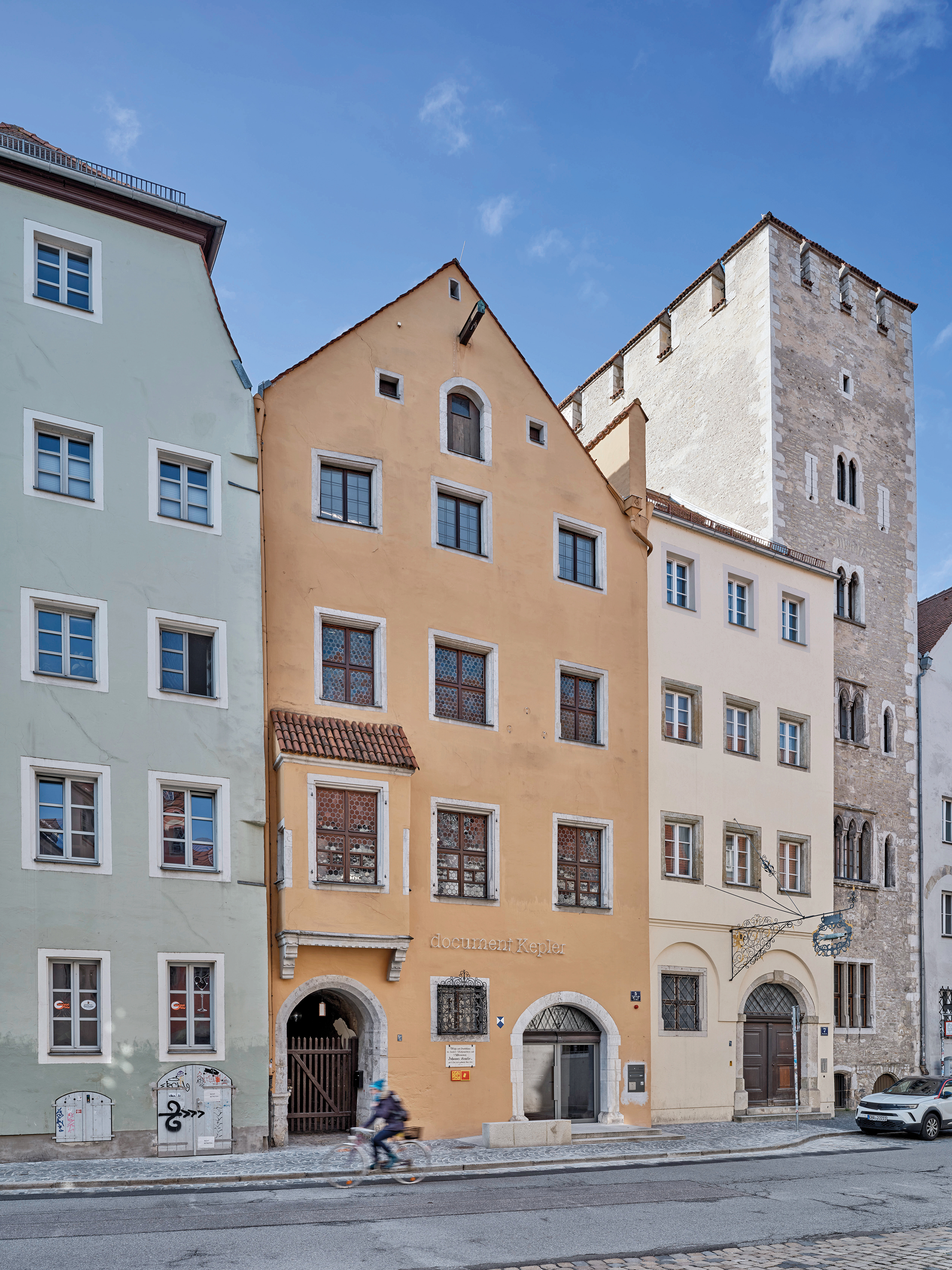 The main facade is aptly oriented towards Keplerstrasse. The former entrance is still in use and accesses the ground floor space with the event room and an exhibition on the architectural history of the building.