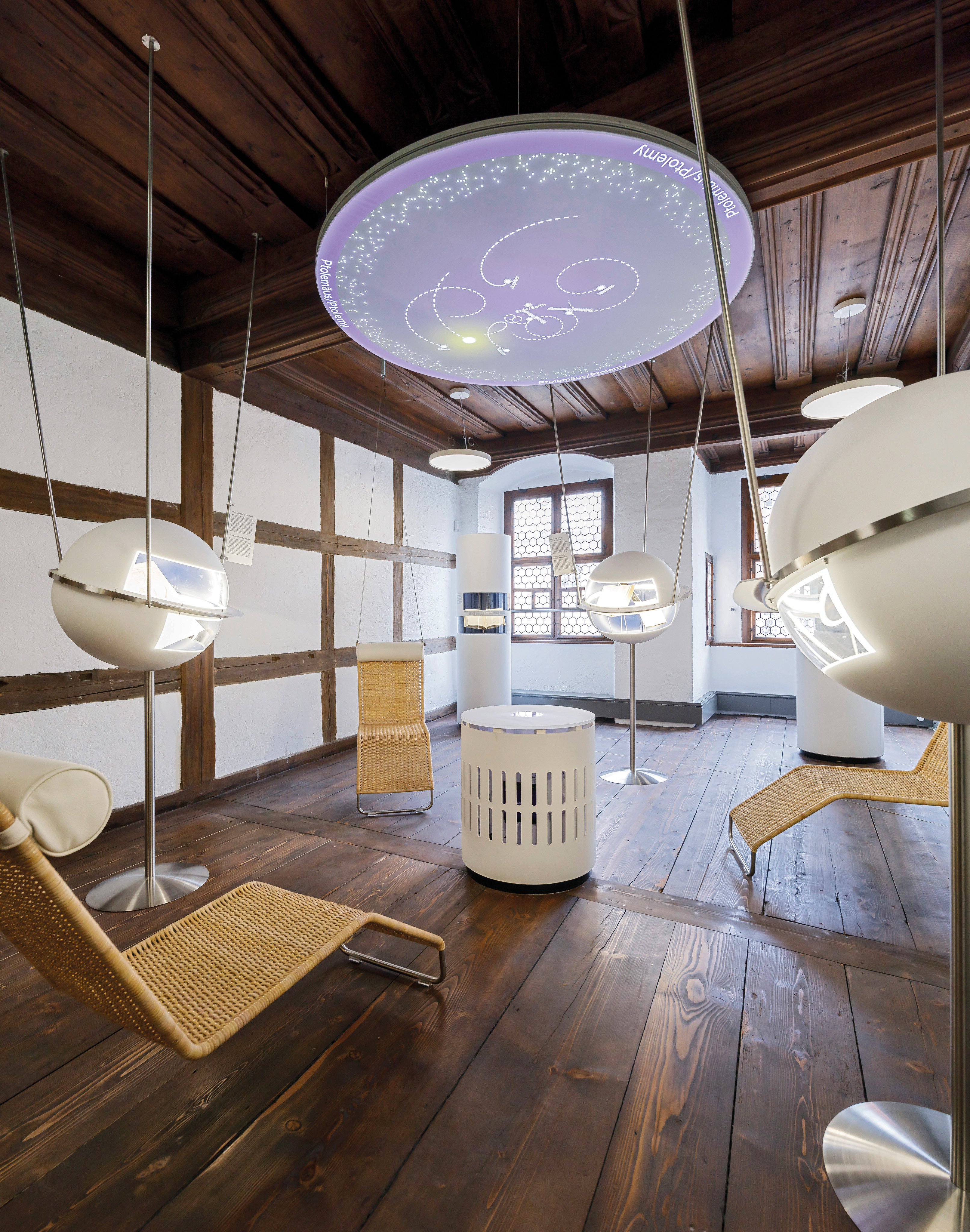 Von der Decke abgehängte Liegestühle laden die Besucher ein, sich mit Keplers Erkenntnissen zum Planetensystem zu befassen.