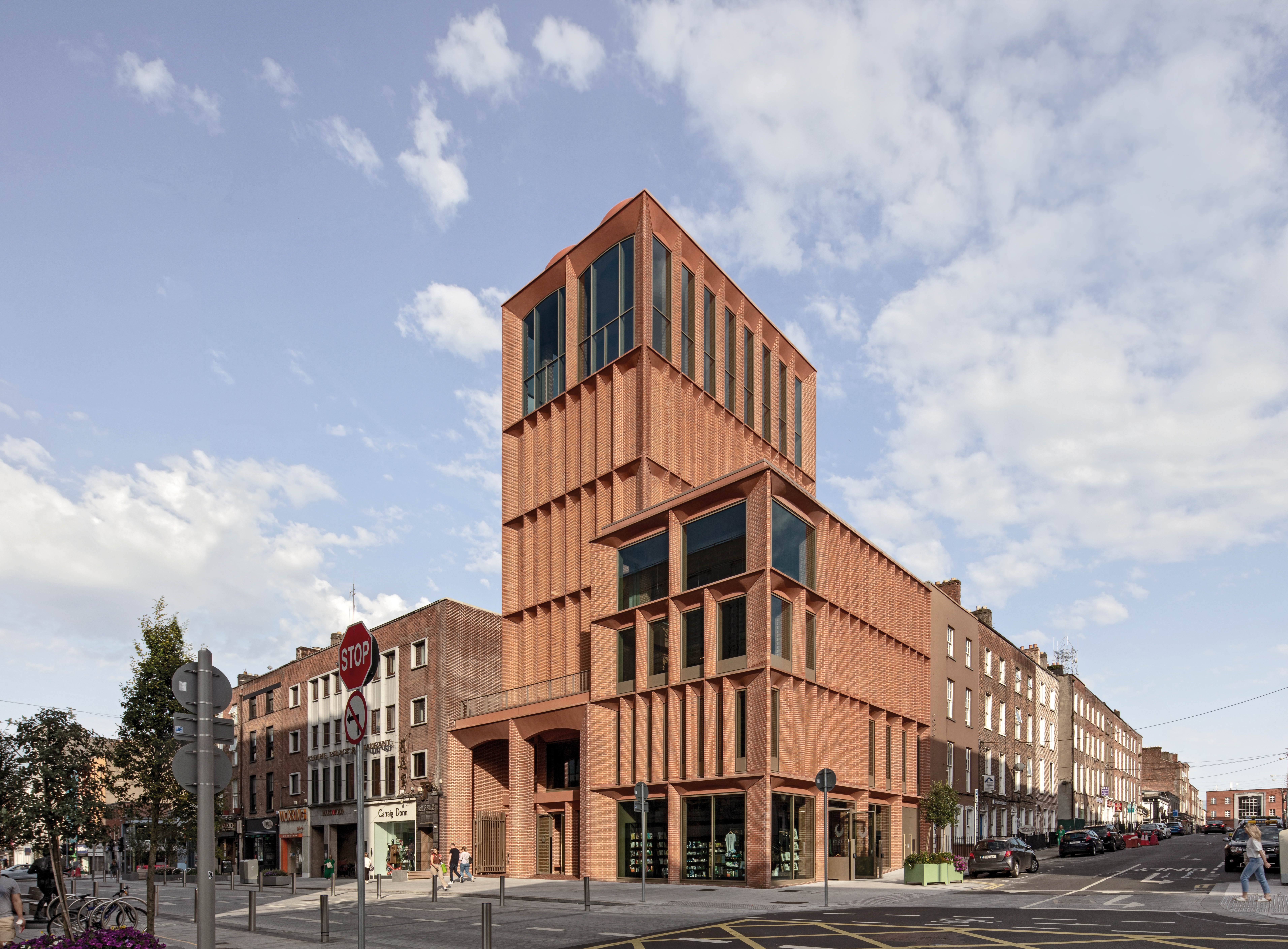 Am Rand des georgianischen Viertels, in der Haupteinkaufsstraße, setzt das Ausstellungsgebäude mit seinem hohen Turm einen markanten Akzent.