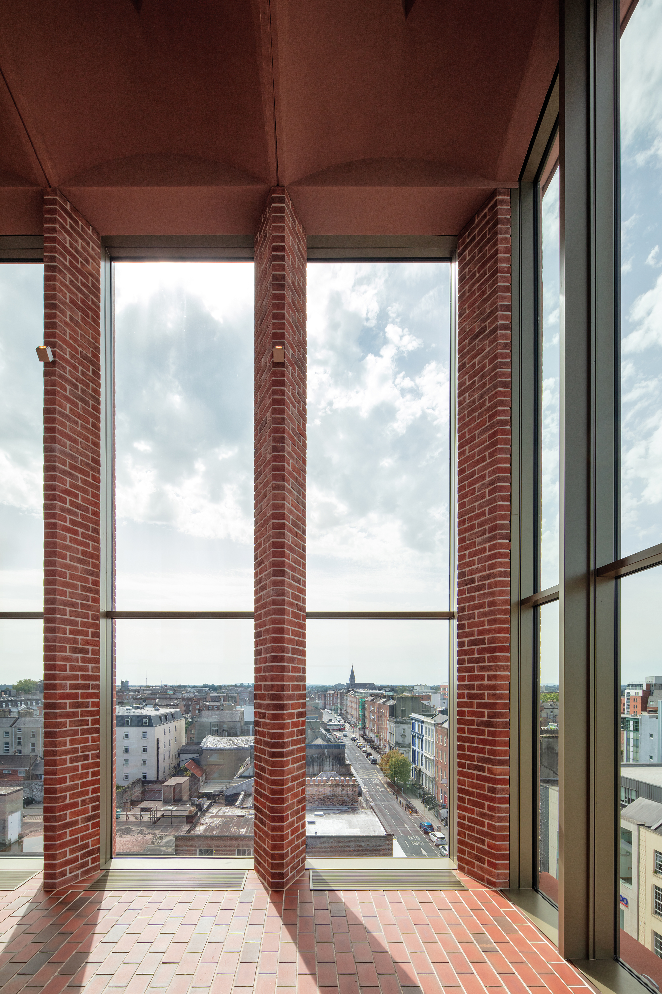 Von der zweigeschossigen Halle im Dachgeschoss haben die Besucher einen großartigen Blick über die Stadt.