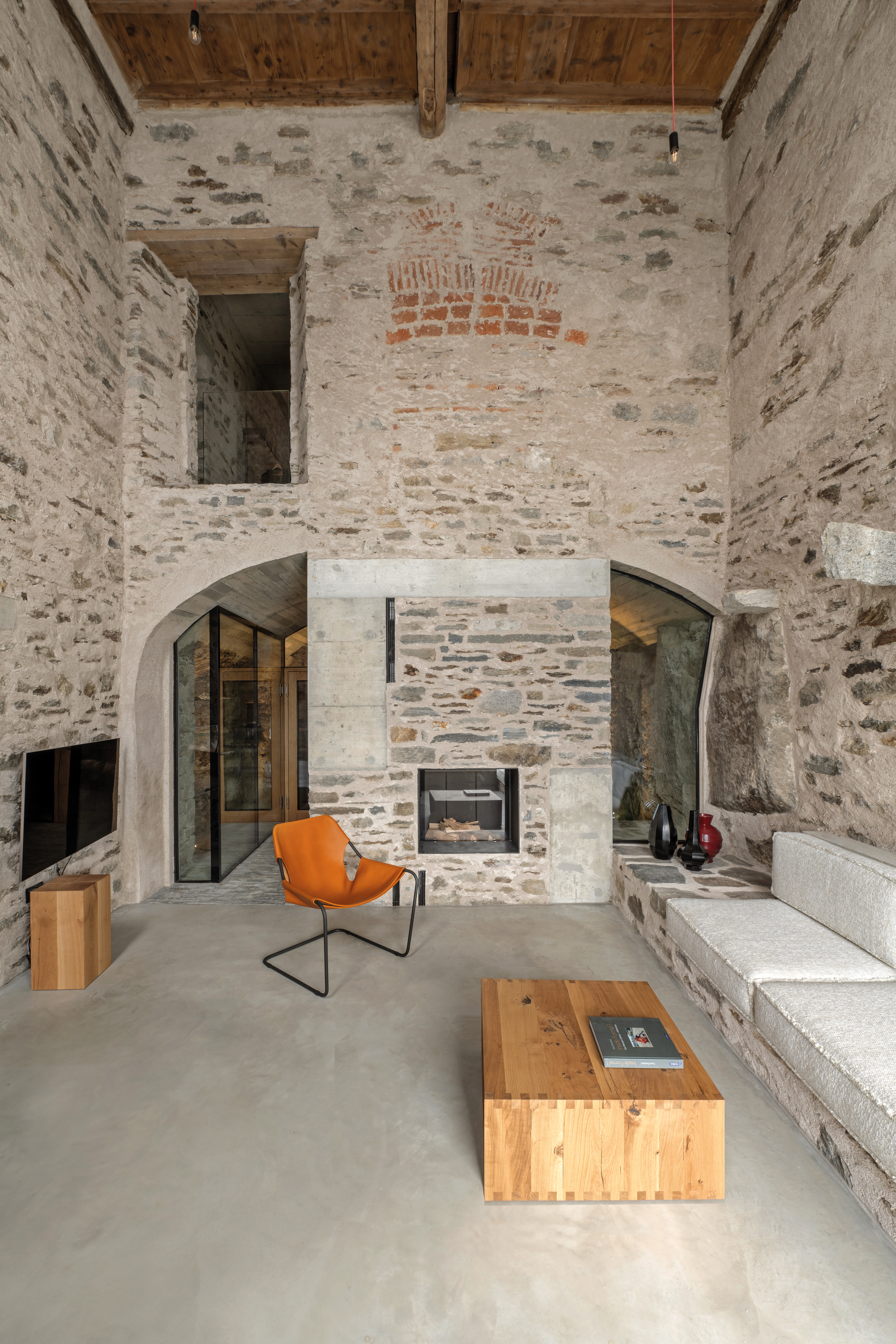 The residential home in Brissago hasn’t revealed its stone walls in a long time: Prior to the remodelling, the walls displayed a cream coloured render layer.