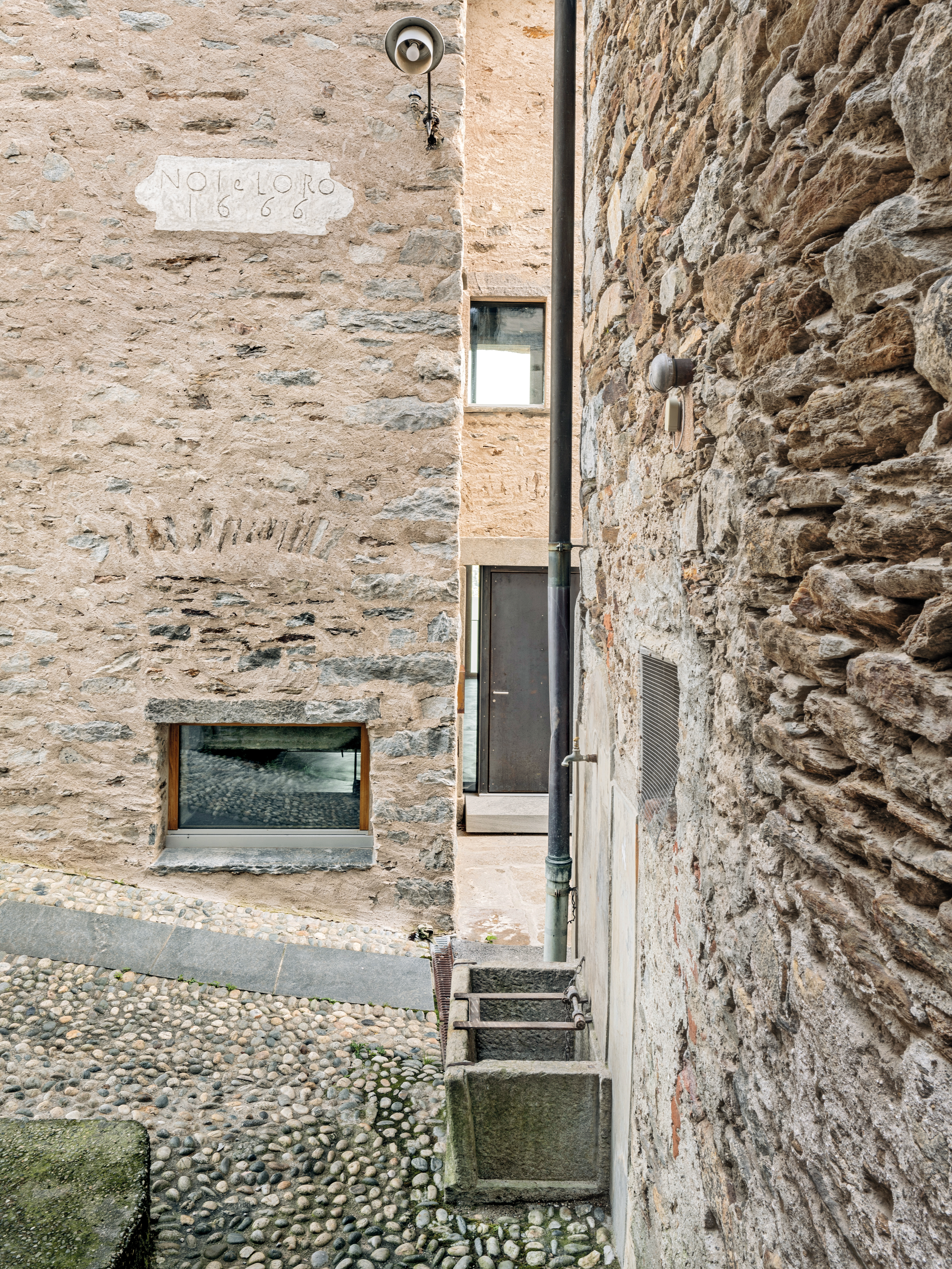 Der Hauseingang liegt unscheinbar an einer Dorfgasse, nur wenige Schritte vom Hauptplatz von Brissago Piodina entfernt.