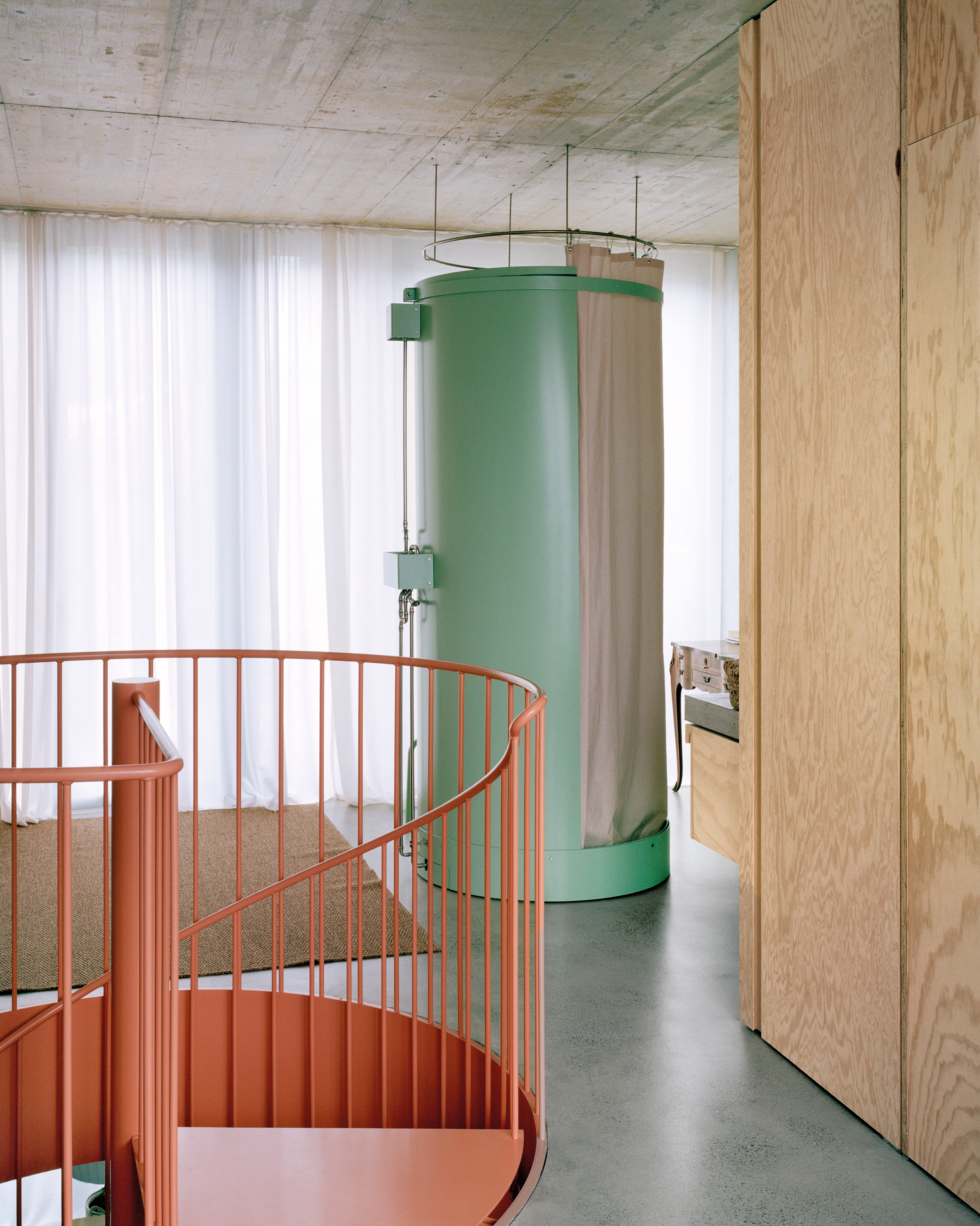 Alle Stahlbauteile im Innen- und Außenbereich sind farbig lackiert. Einige Bewohner wählten die von Buchner Bründler Architekten eigens für das Projekt entworfenen freistehenden Badmodule.