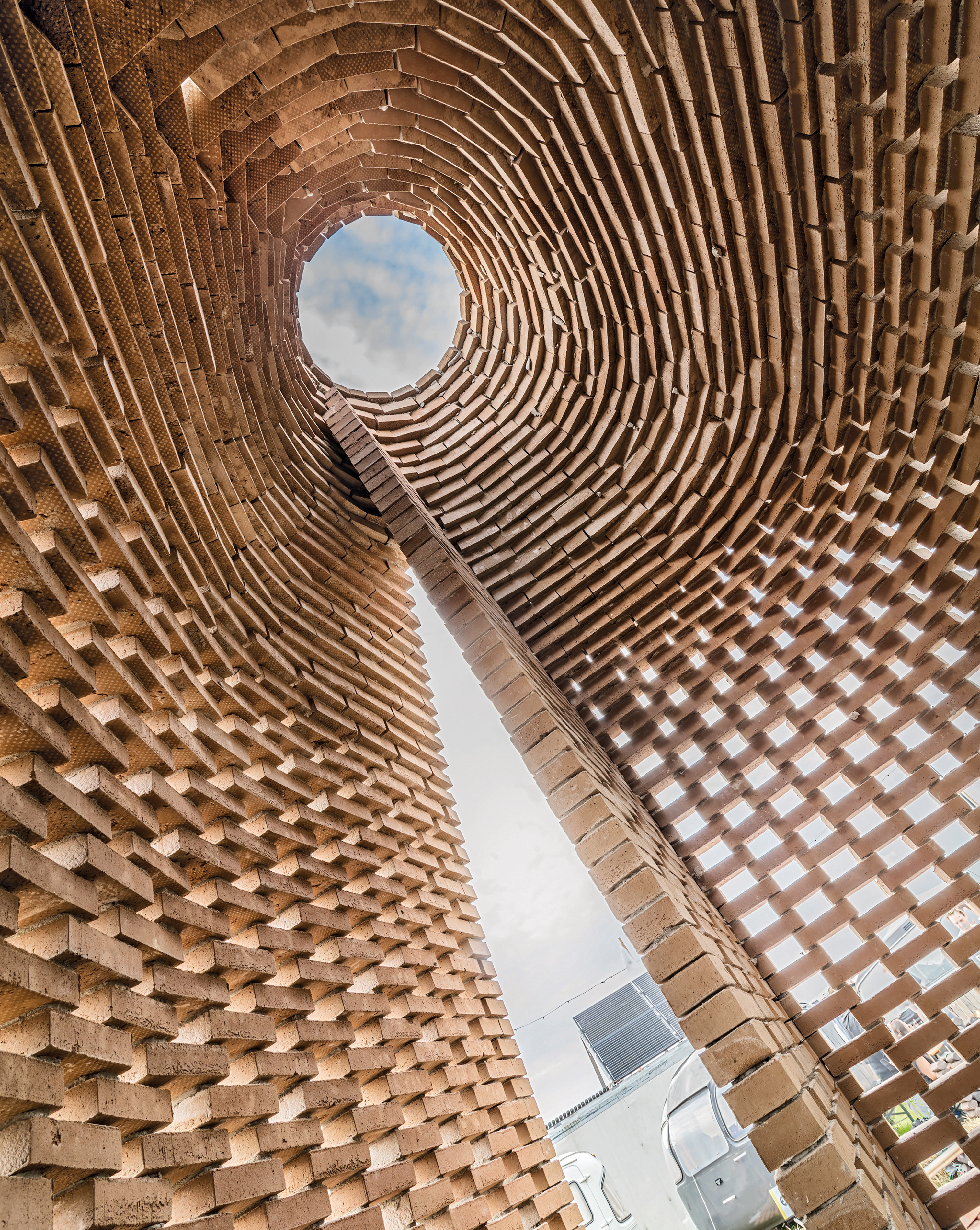 Zum FabCity-Festival 2016 in Amsterdam gestaltete Studioninedots diesen offenen Pavillon aus Abfallziegeln. Für ihre Herstellung wurden rund 2000 kg Bauabfälle wiederverwendet.