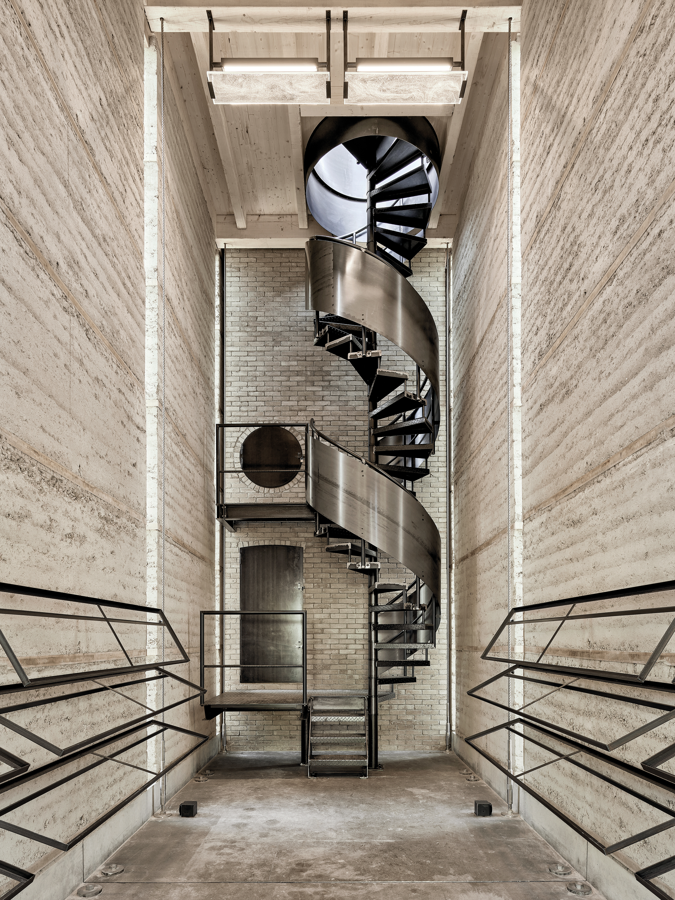 Die Schweiz hat sich zu einem wahren Hotspot der Lehmziegelarchitektur entwickelt. Projekte wie der Ofenturm in Cham von Boltshauser Architekten und das Mehrgenerationenhaus von Jomini & Zimmermann Architekt:innen in Altendorf beweisen es.