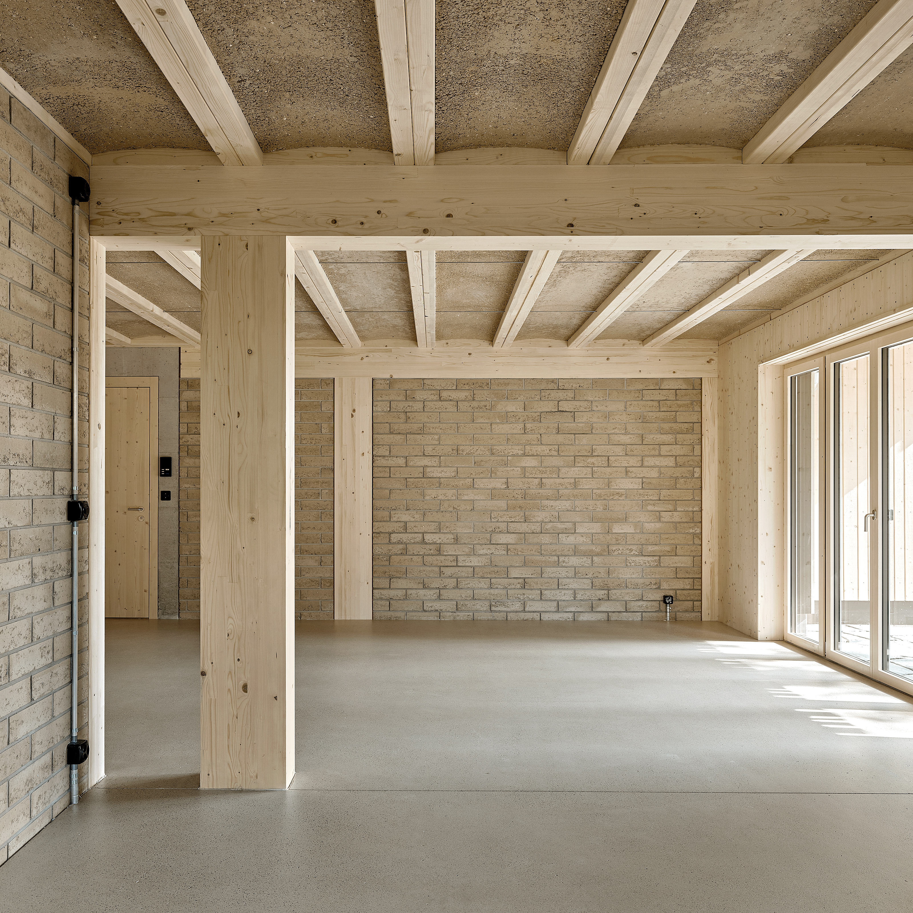Die Schweiz hat sich zu einem wahren Hotspot der Lehmziegelarchitektur entwickelt. Projekte wie der Ofenturm in Cham von Boltshauser Architekten und das Mehrgenerationenhaus von Jomini & Zimmermann Architekt:innen in Altendorf beweisen es.
