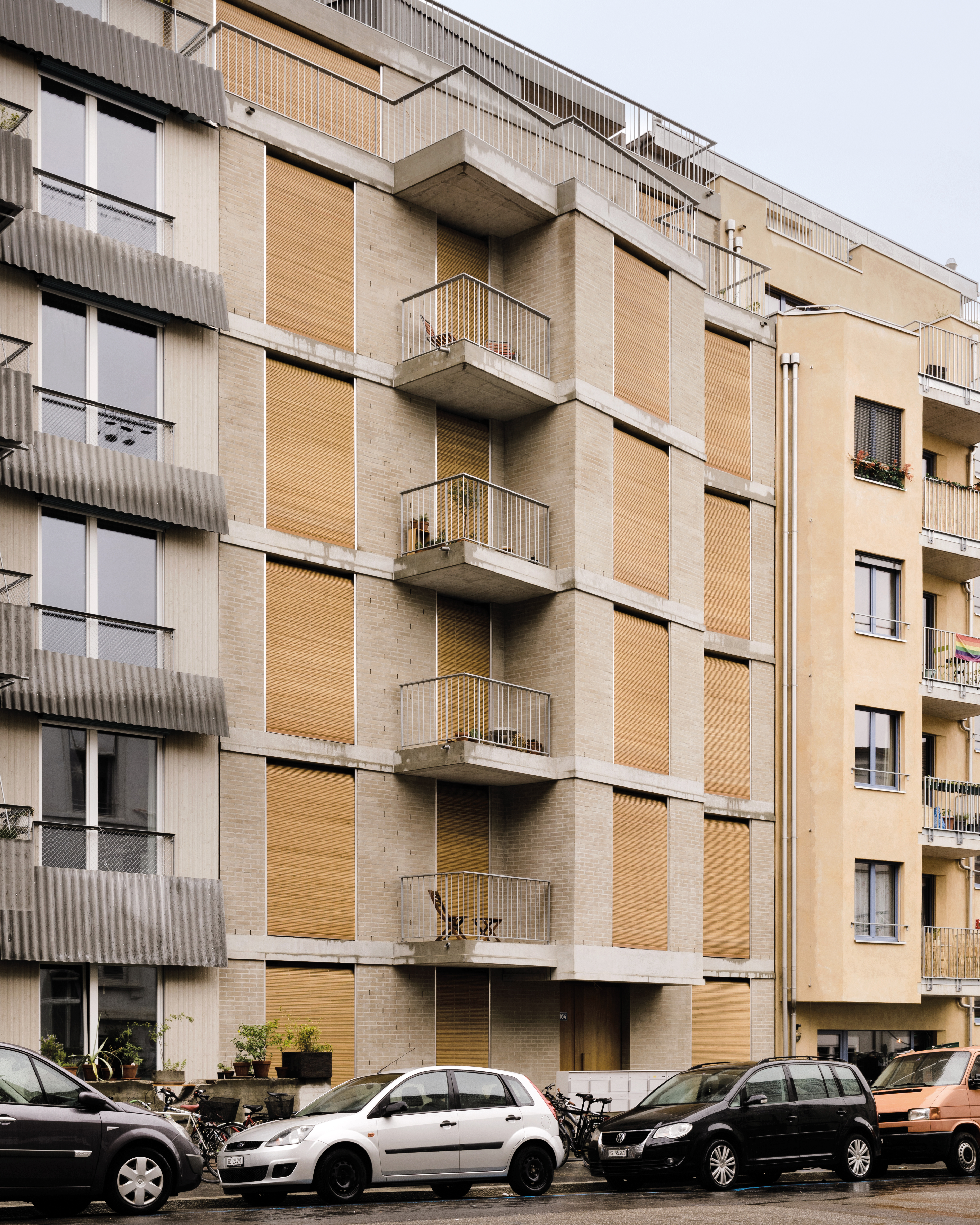 In Basel hat das Architekturbüro Atelier Neume Dirty Harry realisiert. Er ist der erste Neubau in der Schweiz mit nichttragender Fassade aus Lehm- Sichtmauerwerk. Die Steine wurden von Terrabloc hergestellt und mit 3–5 % Zementbeigabe stabiliisert.