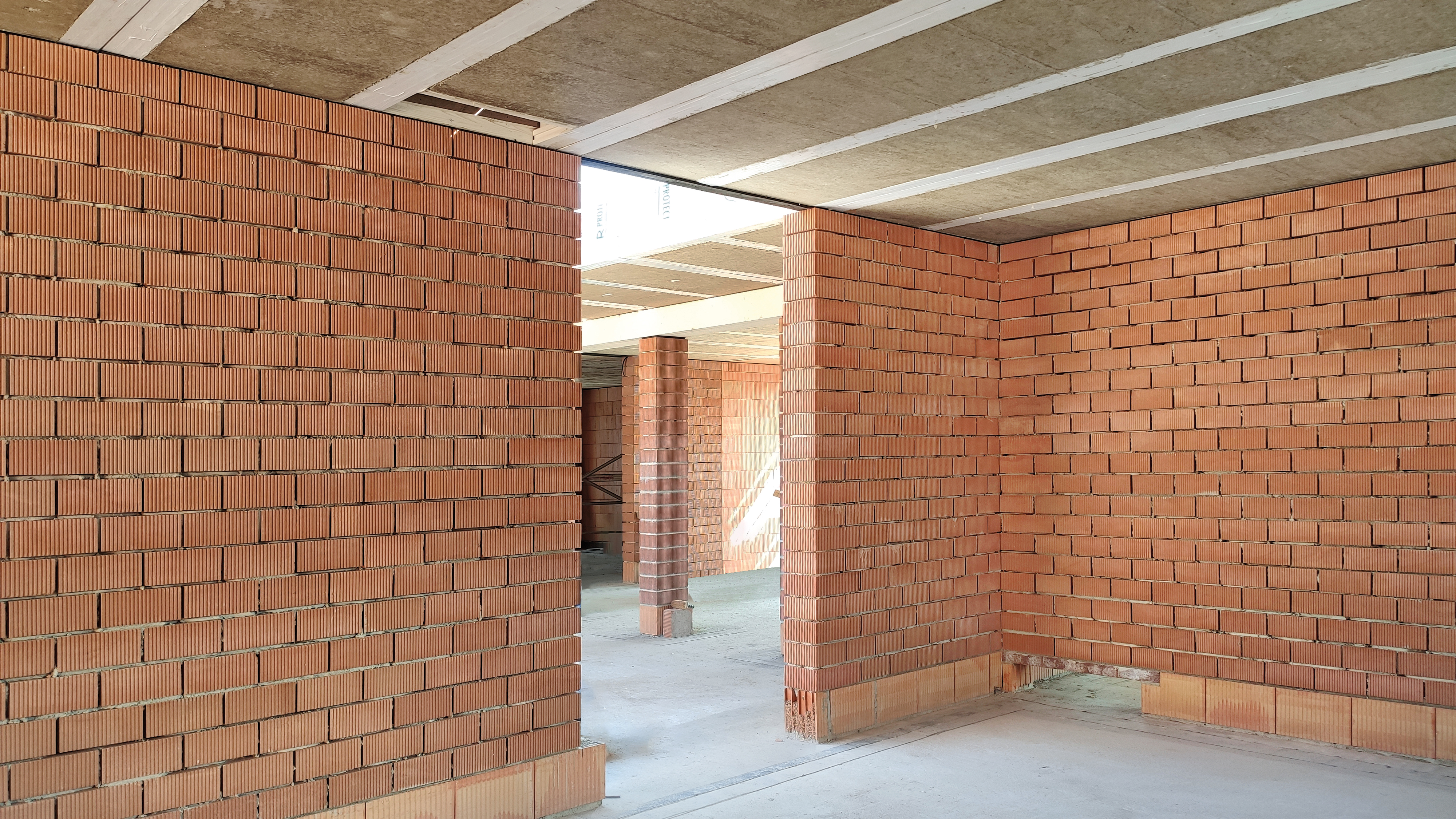 Im Amt für ländliche Entwicklung des Bezirks Oberpfalz von Brückner & Brückner Architekten werden alle Innenwände aus dem Kaltziegel von Leipfinger-Bader hergestellt. Holz-Lehm- Verbunddecken runden das nachhaltige Baukonzept ab.