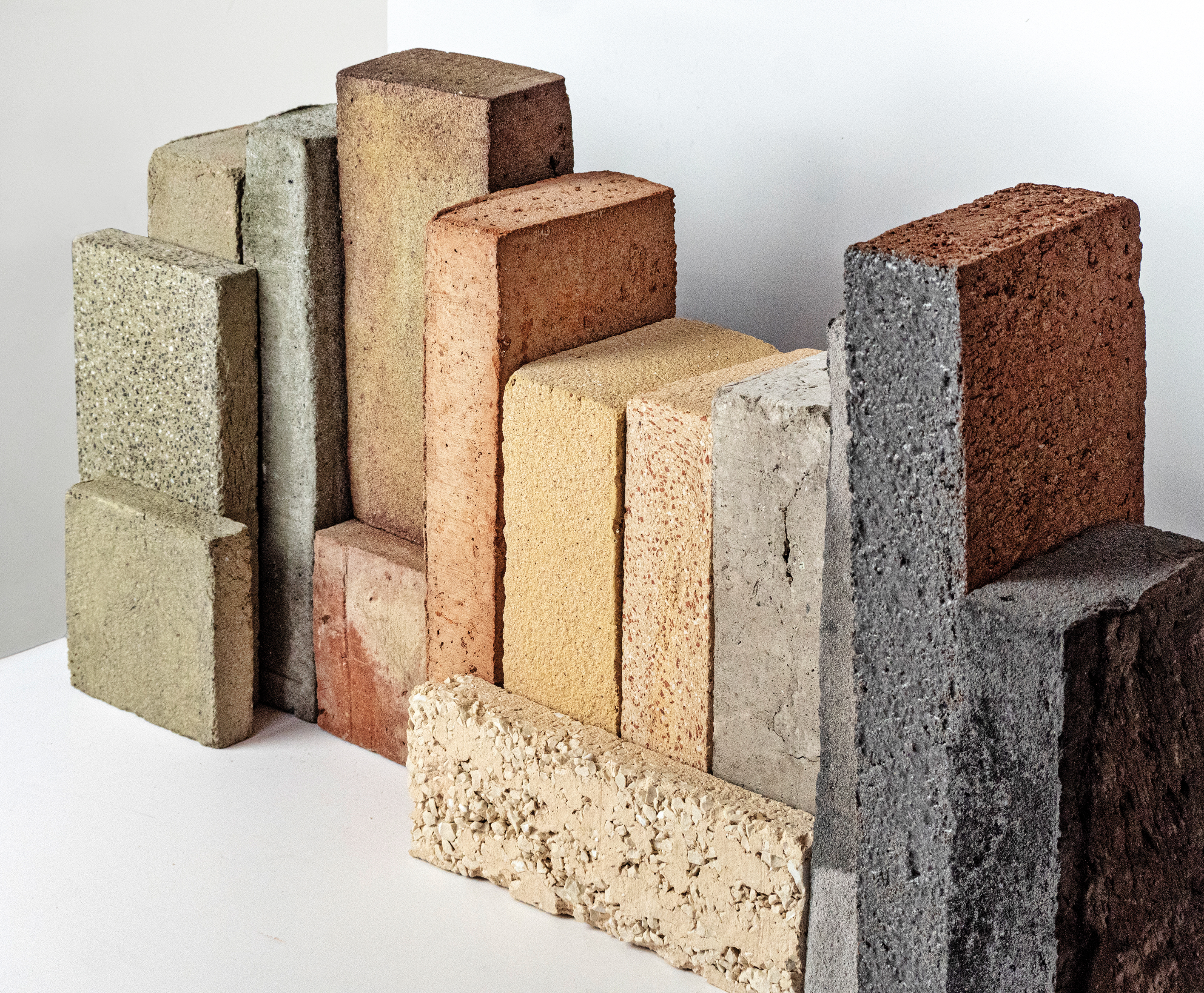 Farbe, Textur und Format – bei den Bespoke Bricks von Front ist fast alles variabel. Die Pigmente für die Ziegel werden größtenteils ebenfalls aus Industrieabfällen gewonnen.