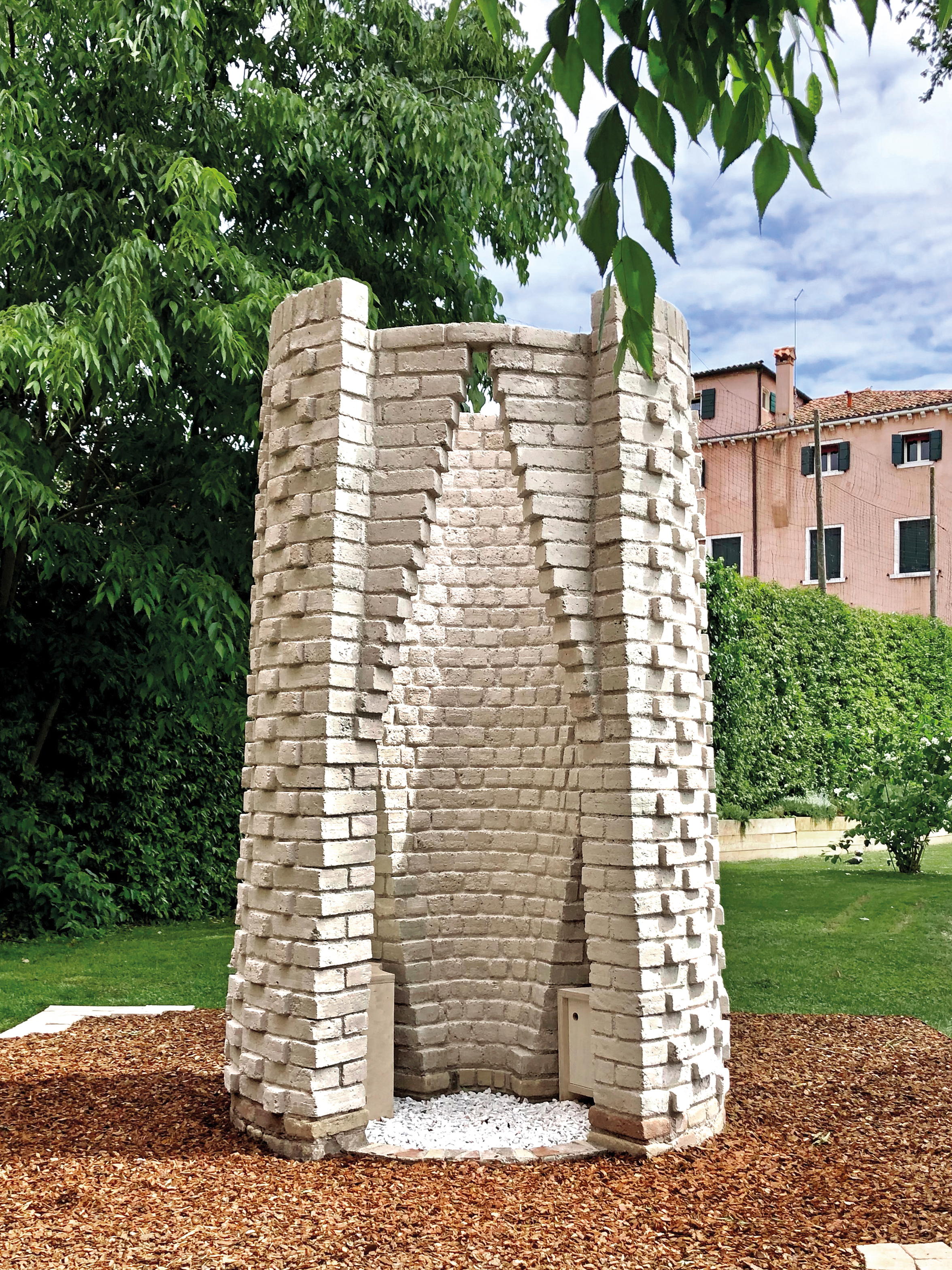 Zur Architekturbiennale 2023 in Venedig schufen die Architekten Urban Radicals die Installation Bricks for Venice. Die Ziegel dafür fertigte ein örtlicher Hersteller aus dem Aushub von Venedigs Kanälen.
