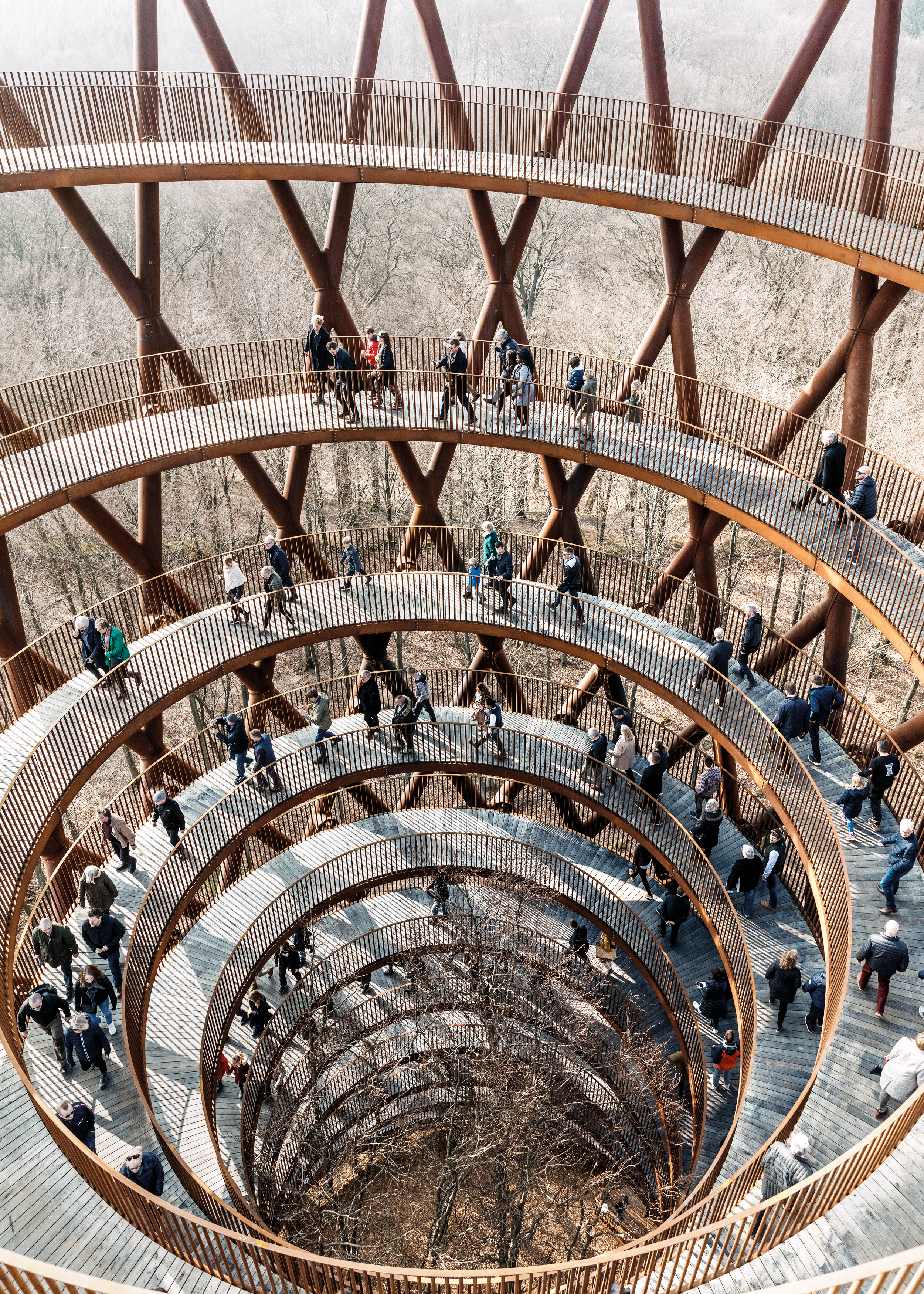 Mit dem Forest Tower schufen Effekt Architects 2017 einen Baumwipfelpfad der besonderen Art. Er steht im Naturschutzgebiet Gisselfeld des Klosters Skove etwa eine Stunde südlich von Kopenhagen.