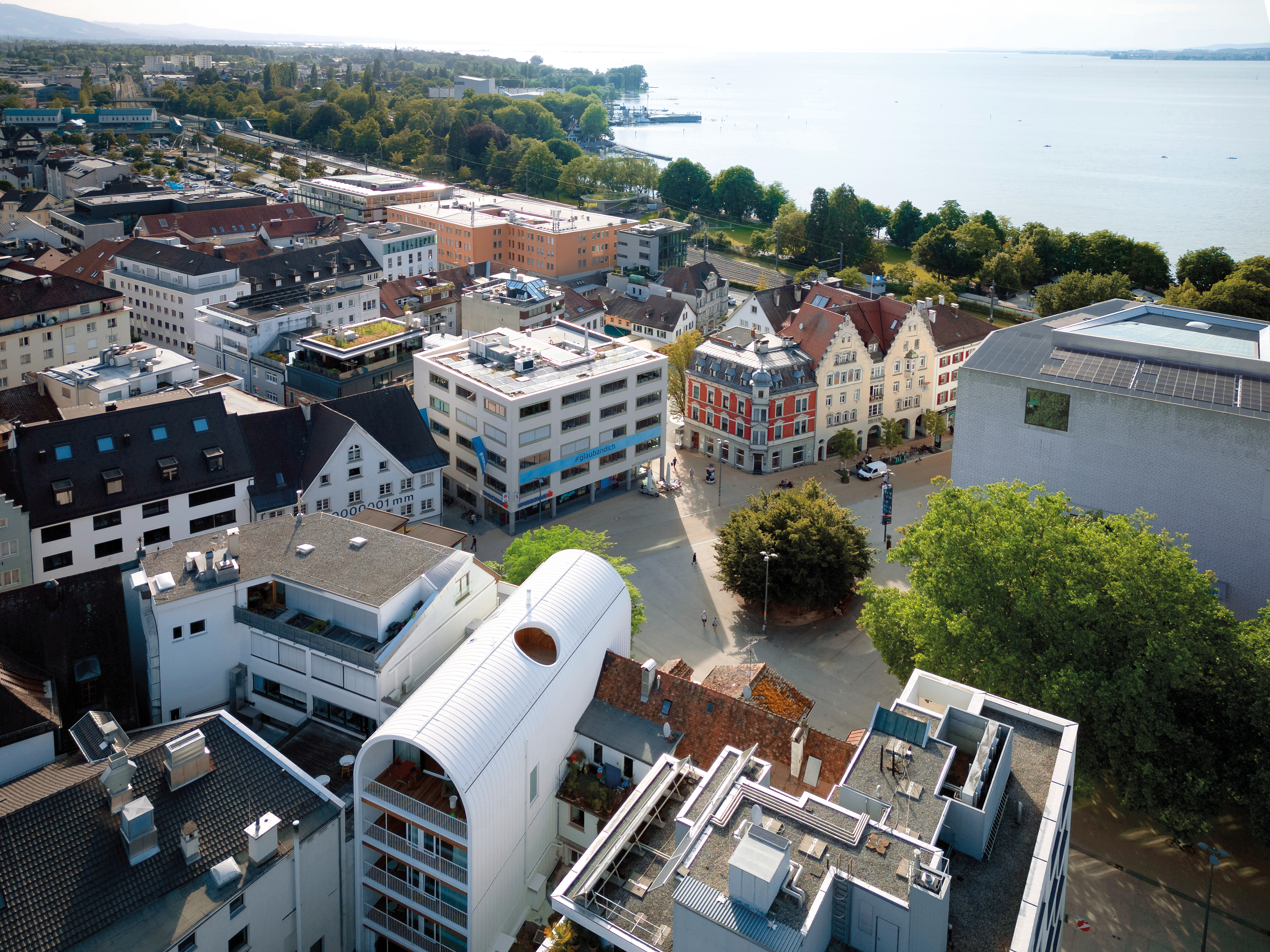 Das Hotel kleiner Löwe liegt zentral am Kornmarktplatz, nur einen Steinwurf vom See entfernt (rechts). Das Foyer wird auch als öffentlicher Salon genutzt (links).