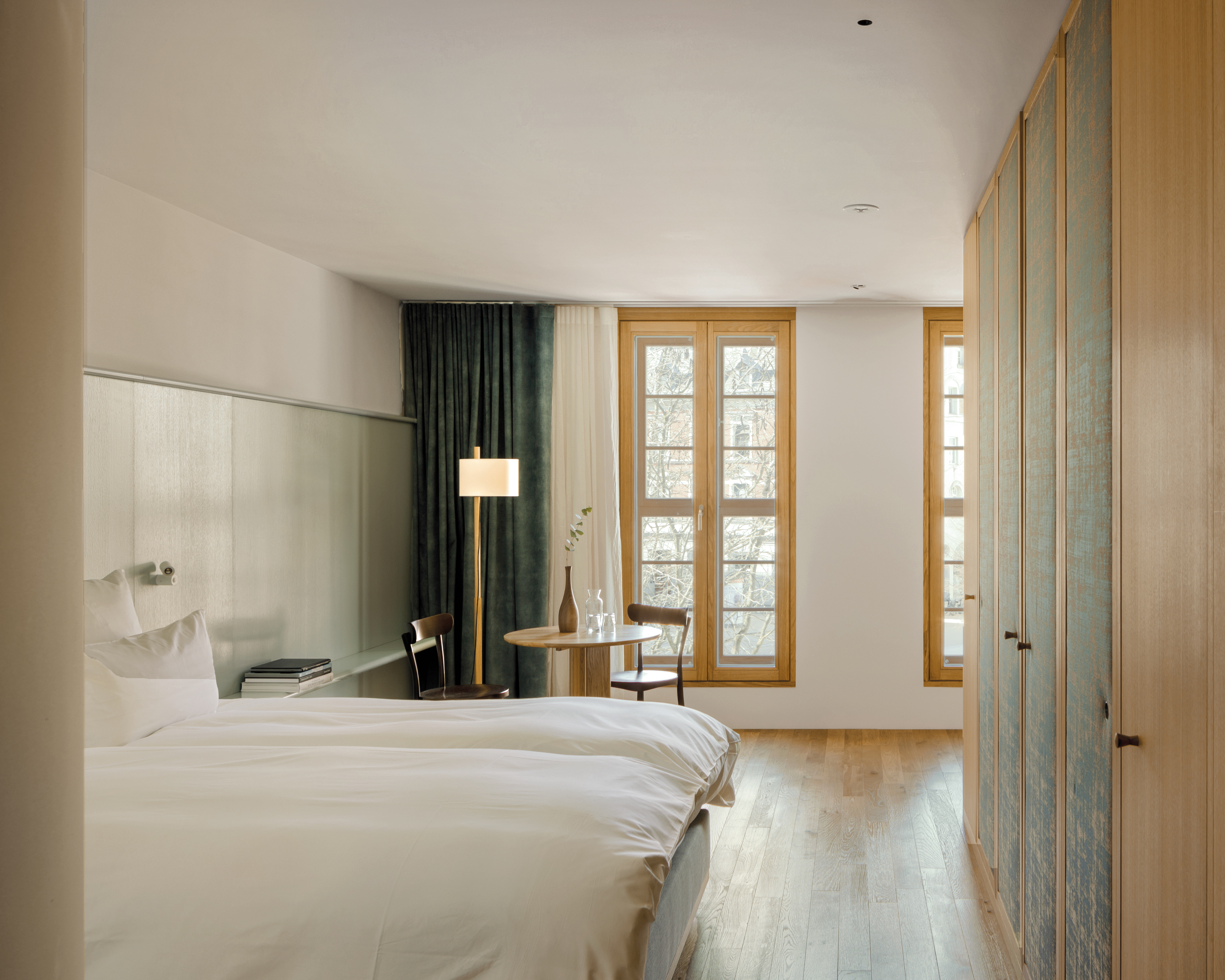 Untreated oak and light green wall panelling provide the hotel rooms with a private and comfortable atmosphere.