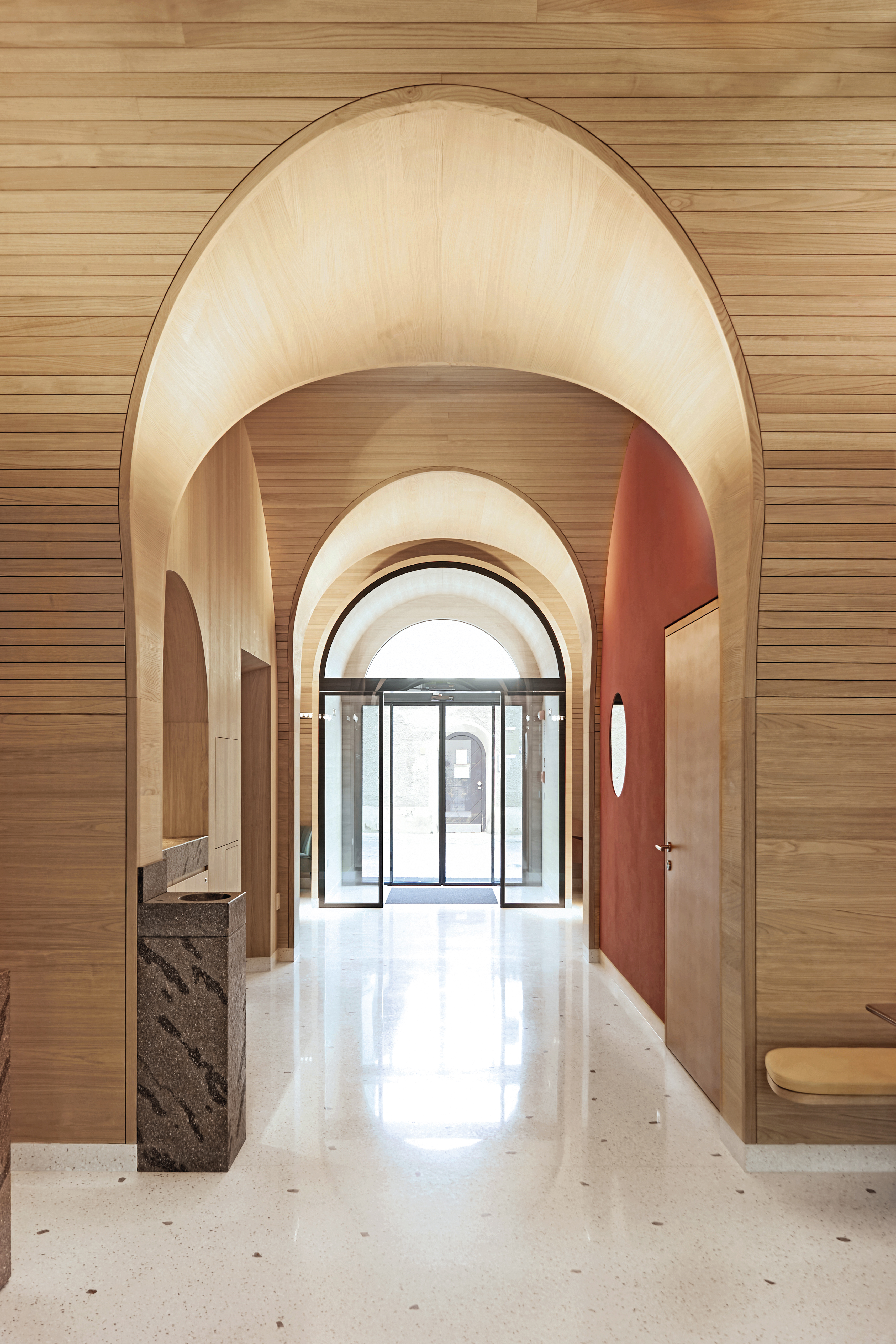 Arches define the interior and exterior impression of the hotel building.