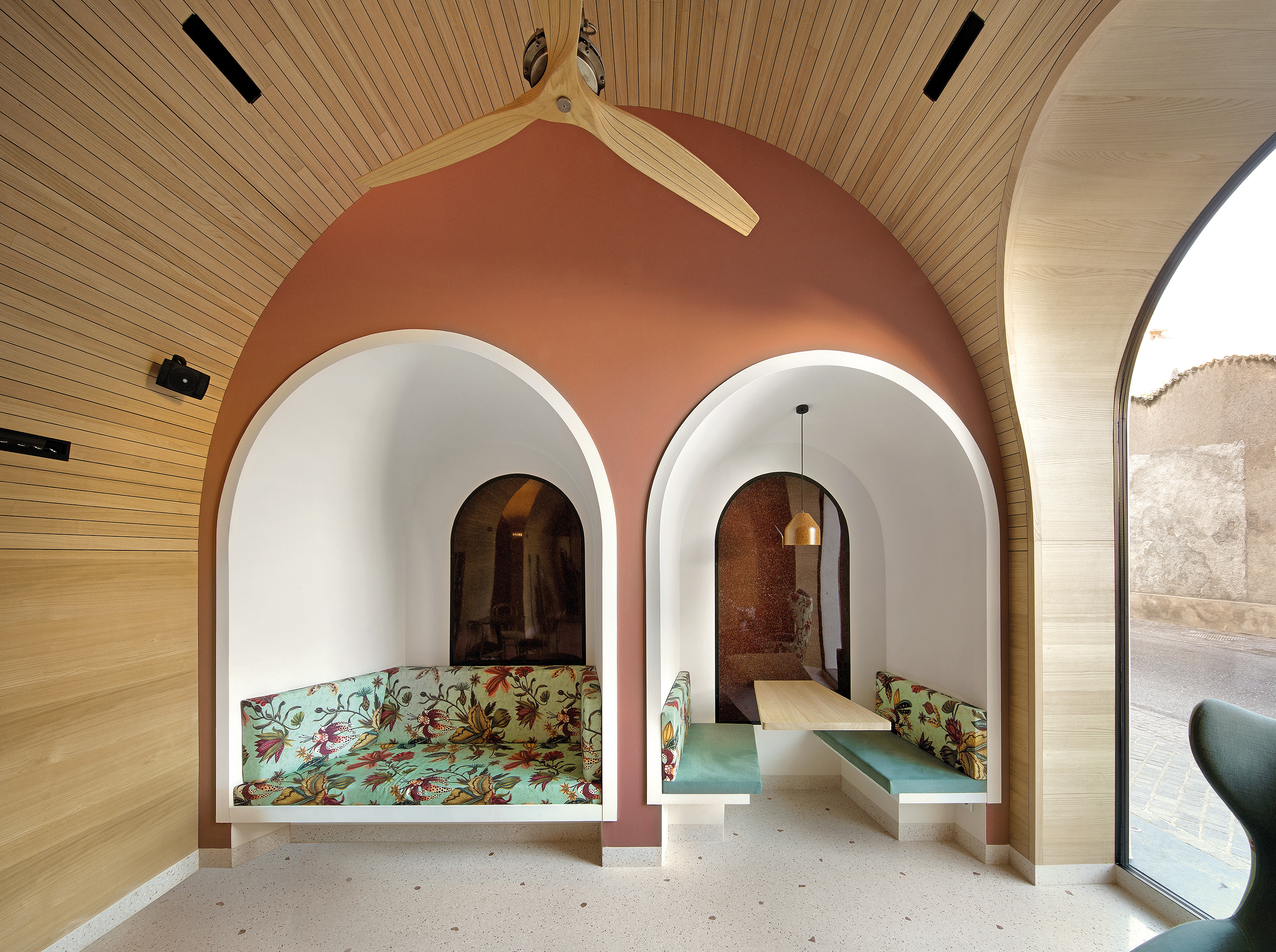 The arches in the lobby decrease in size and are reminiscent of an abstracted Matryoschka doll.