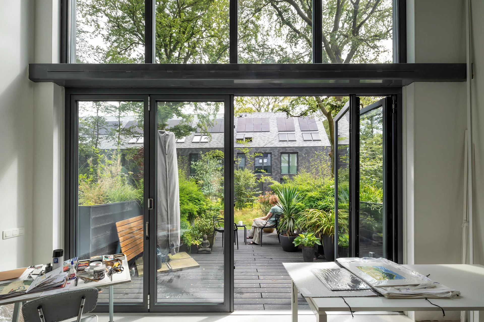 Schrauben und Bänder der Glas-Faltwände von Solarlux in Manufakturqualität sind auf ein Minimum reduziert oder verdeckt integriert, sodass Ästhetik und Design im Vordergrund stehen.