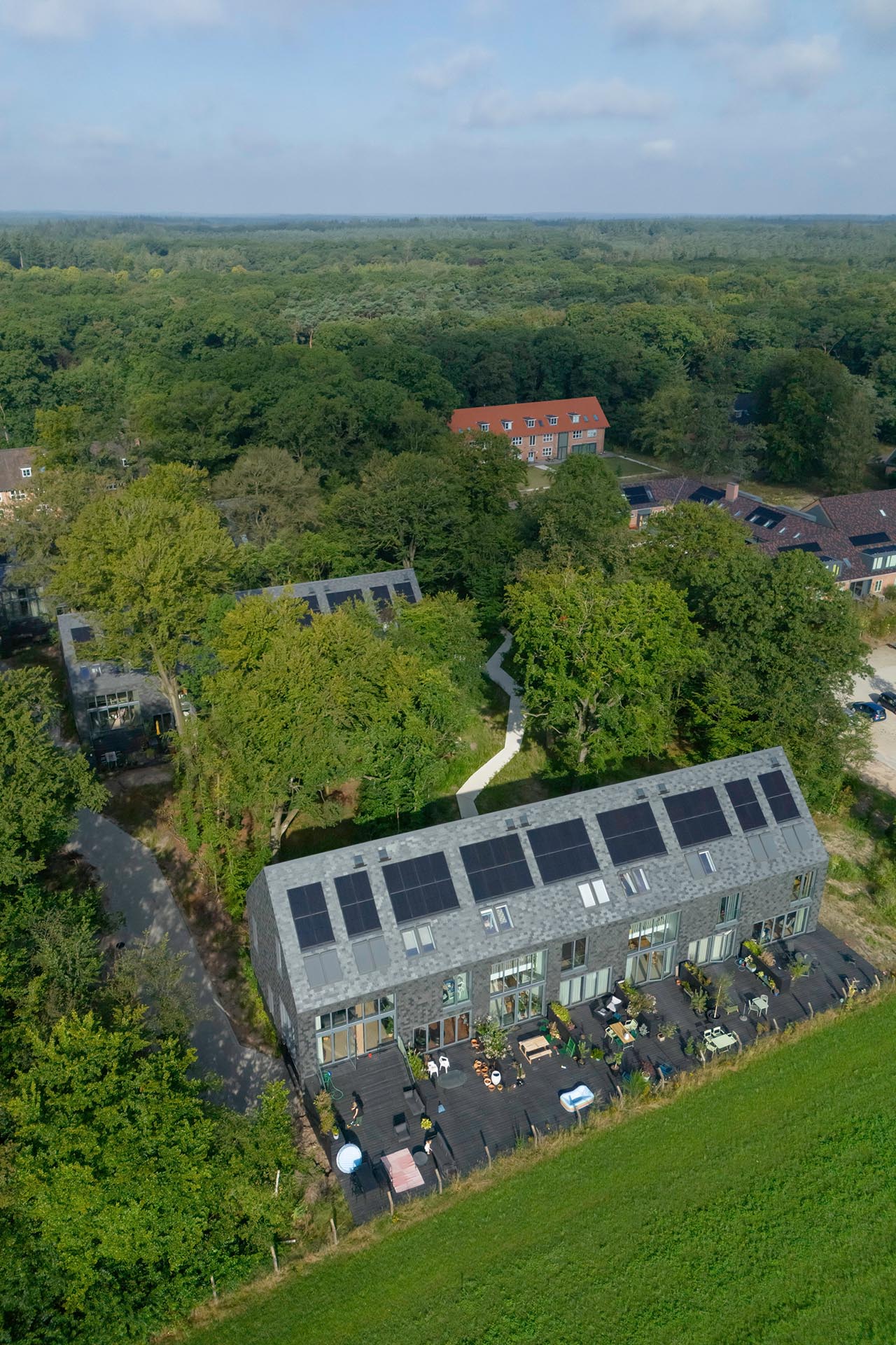 MVRDV entwarf variable Grundrisstypen, aus denen die Eigentümer zwischen Split-Level, Luftraum über zwei Etagen oder drei Vollgeschossen wählen konnte.