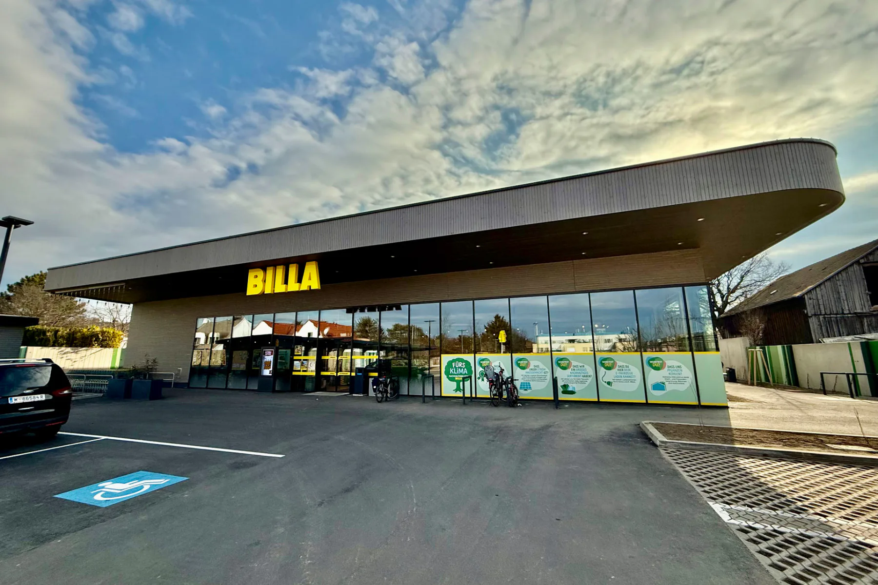 Die Billa AG hat ein 31 Jahre altes Bestandsgebäude in Wien-Donaustadt durch einen Neubau in Holz-Hybrid-Bauweise ersetzt.