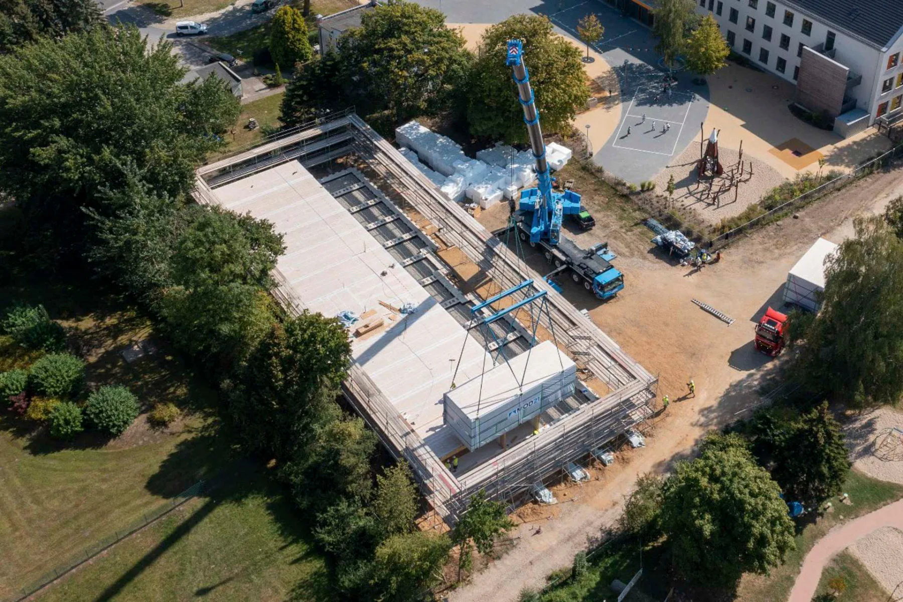 Insgesamt 52 Holzmodule mit 1870 m2 Bruttogeschossfläche hat Mod21 für den Hort der Juri-Gagarin-Schule in Stralsund aufgestellt.